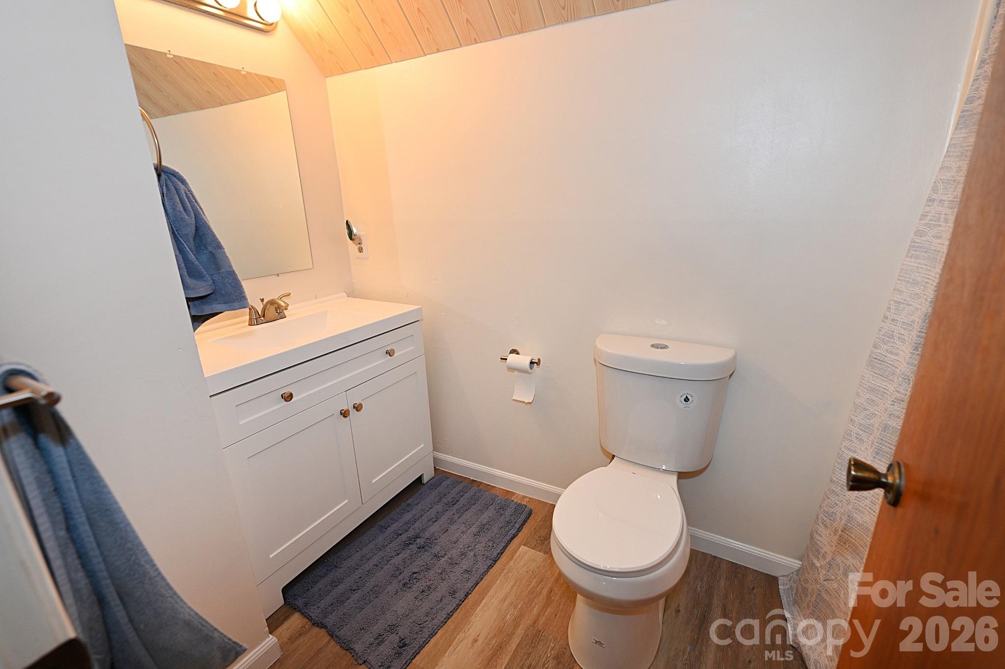 86 King Arthurs Court — Hickory