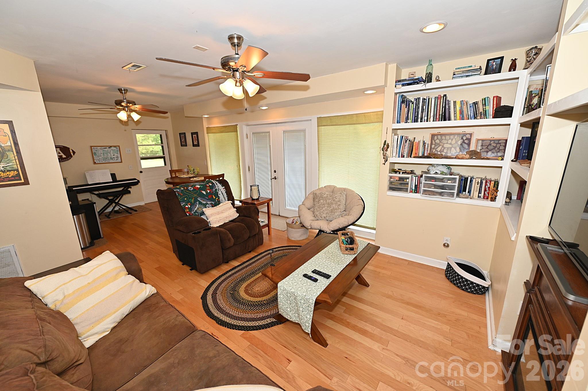 86 King Arthurs Court — Hickory