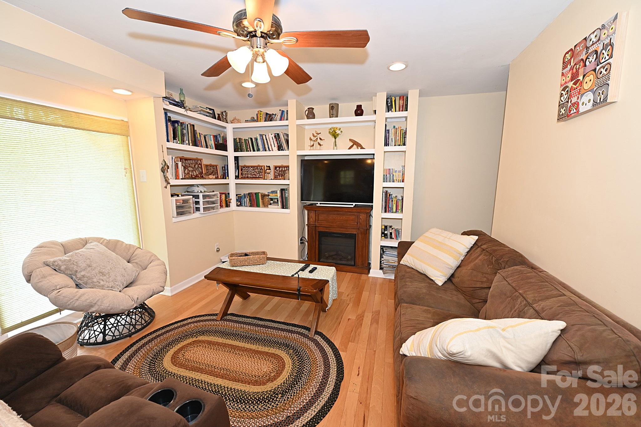 86 King Arthurs Court — Hickory