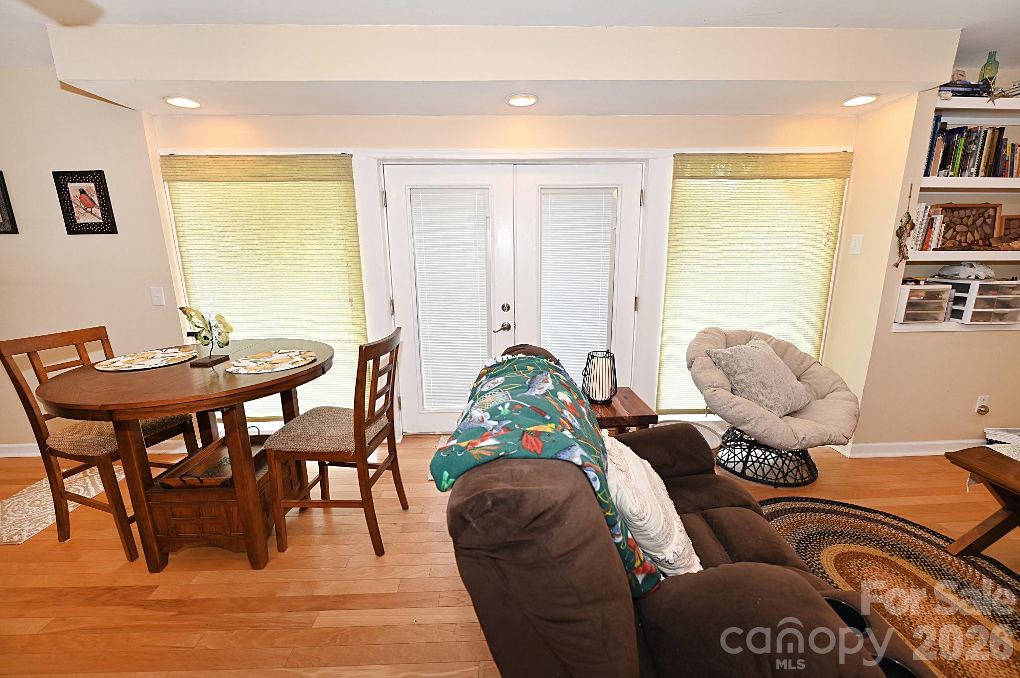 86 King Arthurs Court — Hickory