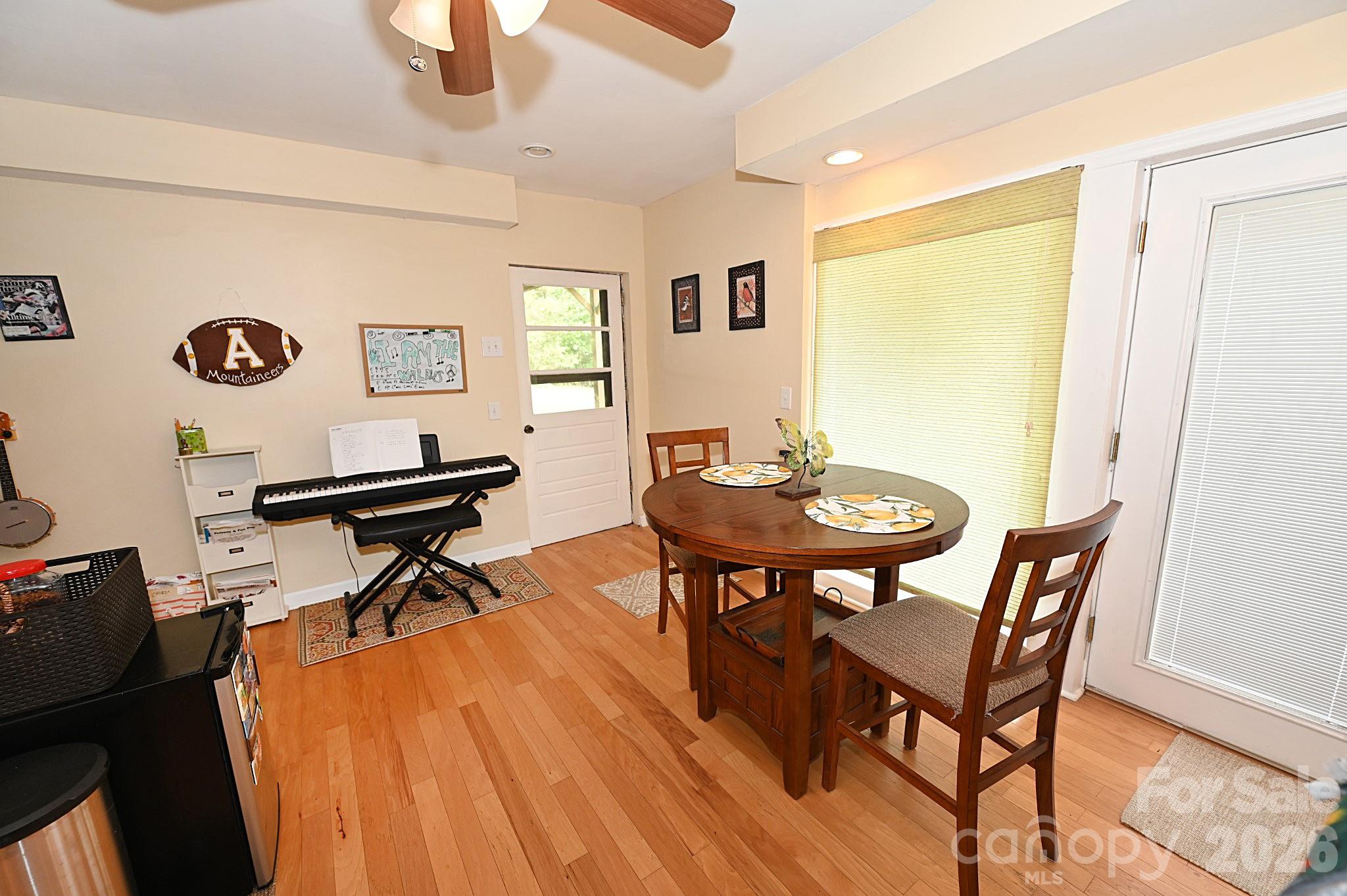 86 King Arthurs Court — Hickory