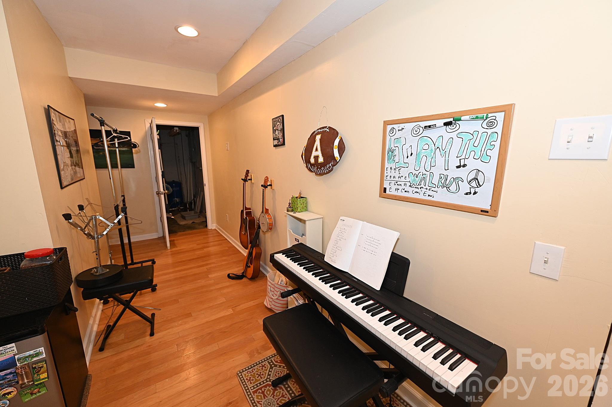86 King Arthurs Court — Hickory