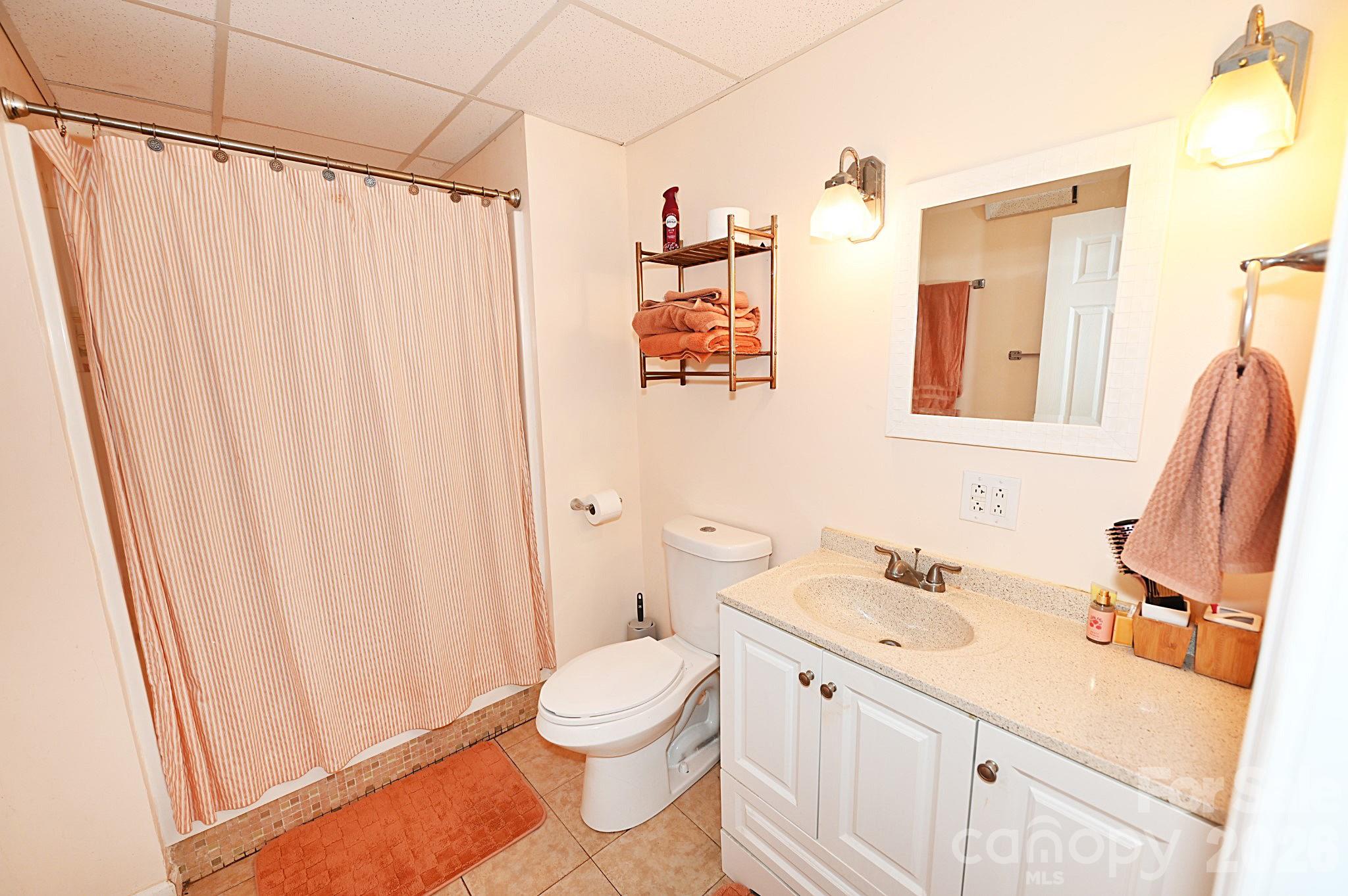 86 King Arthurs Court — Hickory