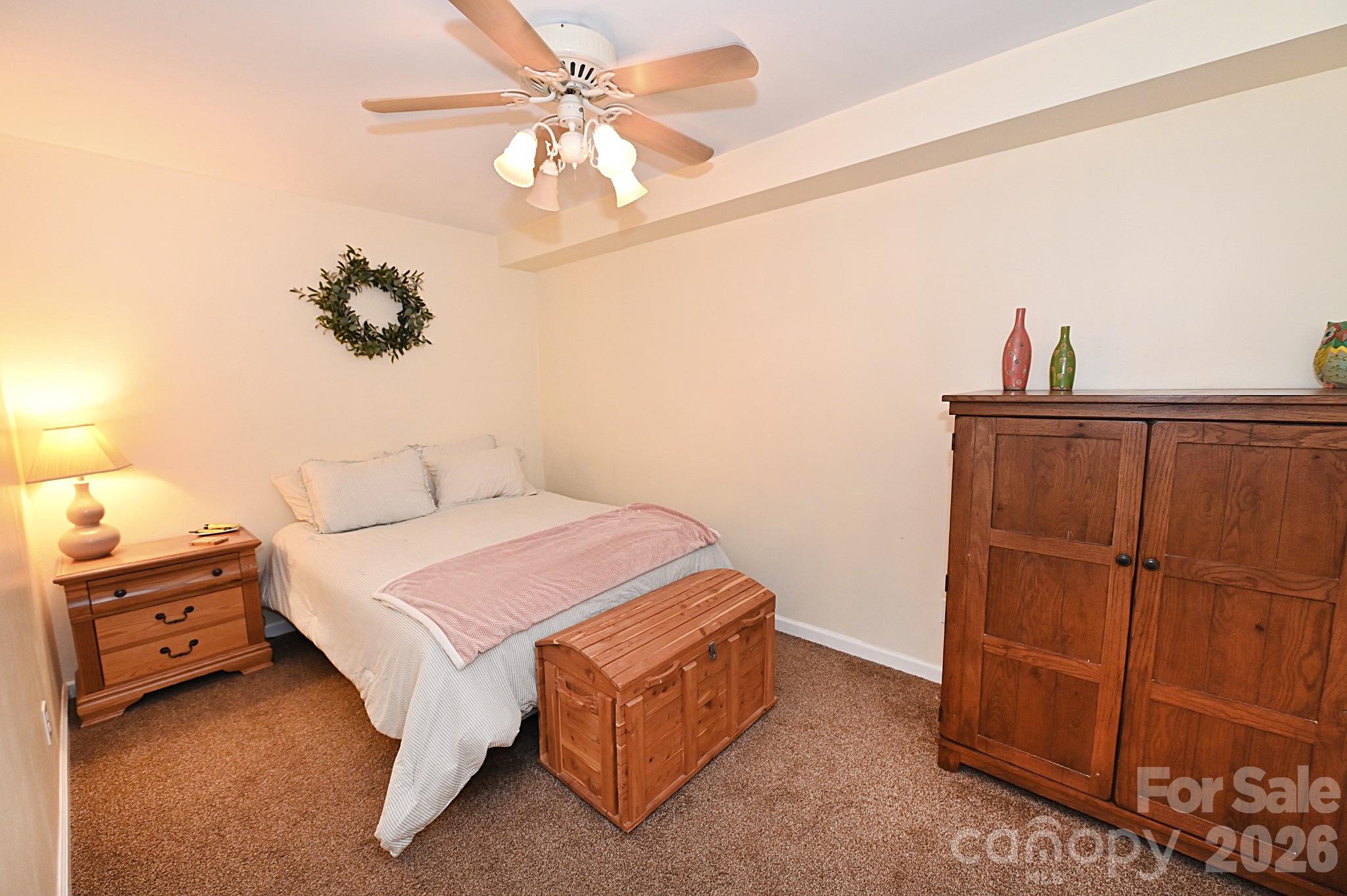 86 King Arthurs Court — Hickory