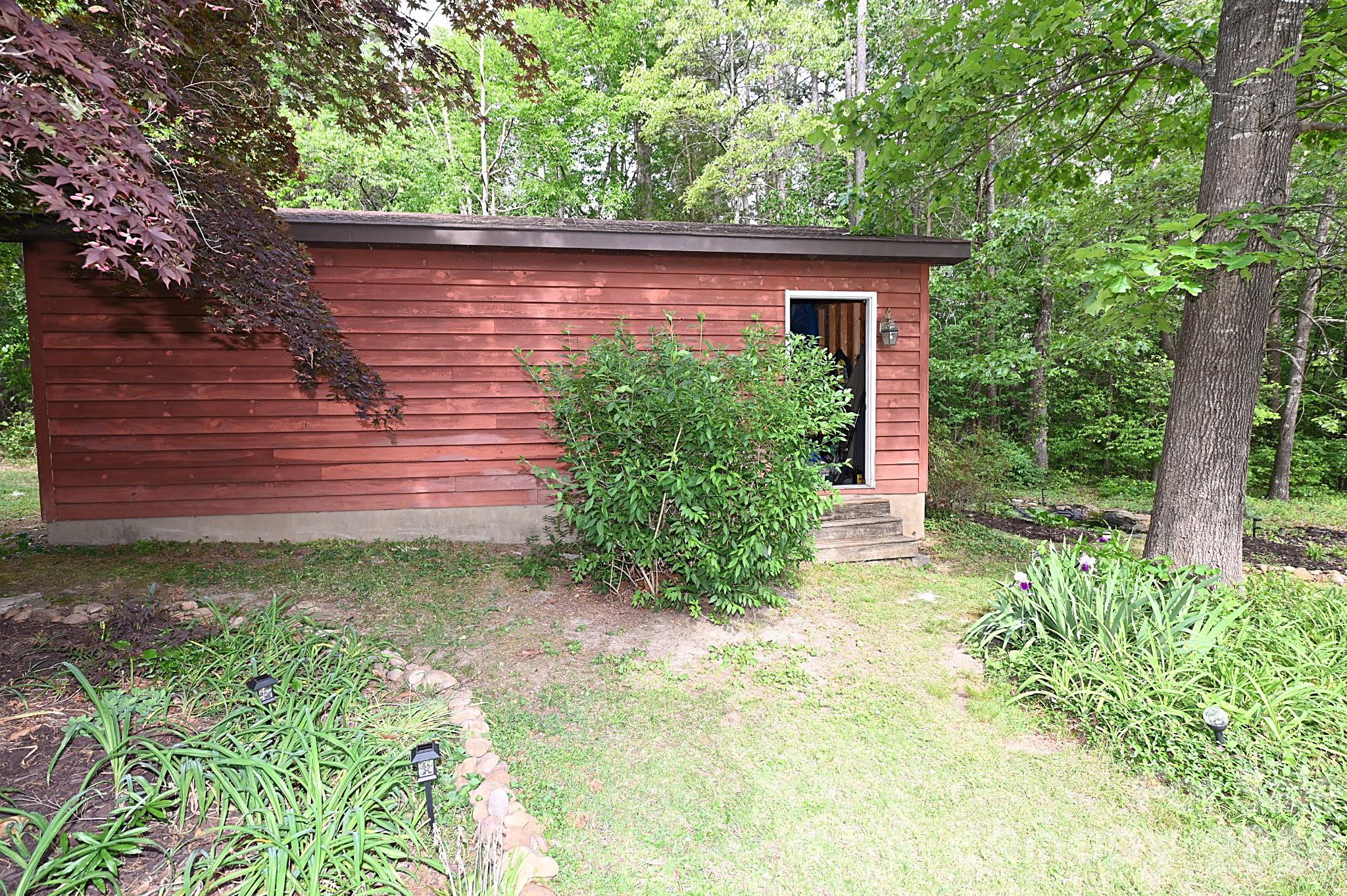 86 King Arthurs Court — Hickory