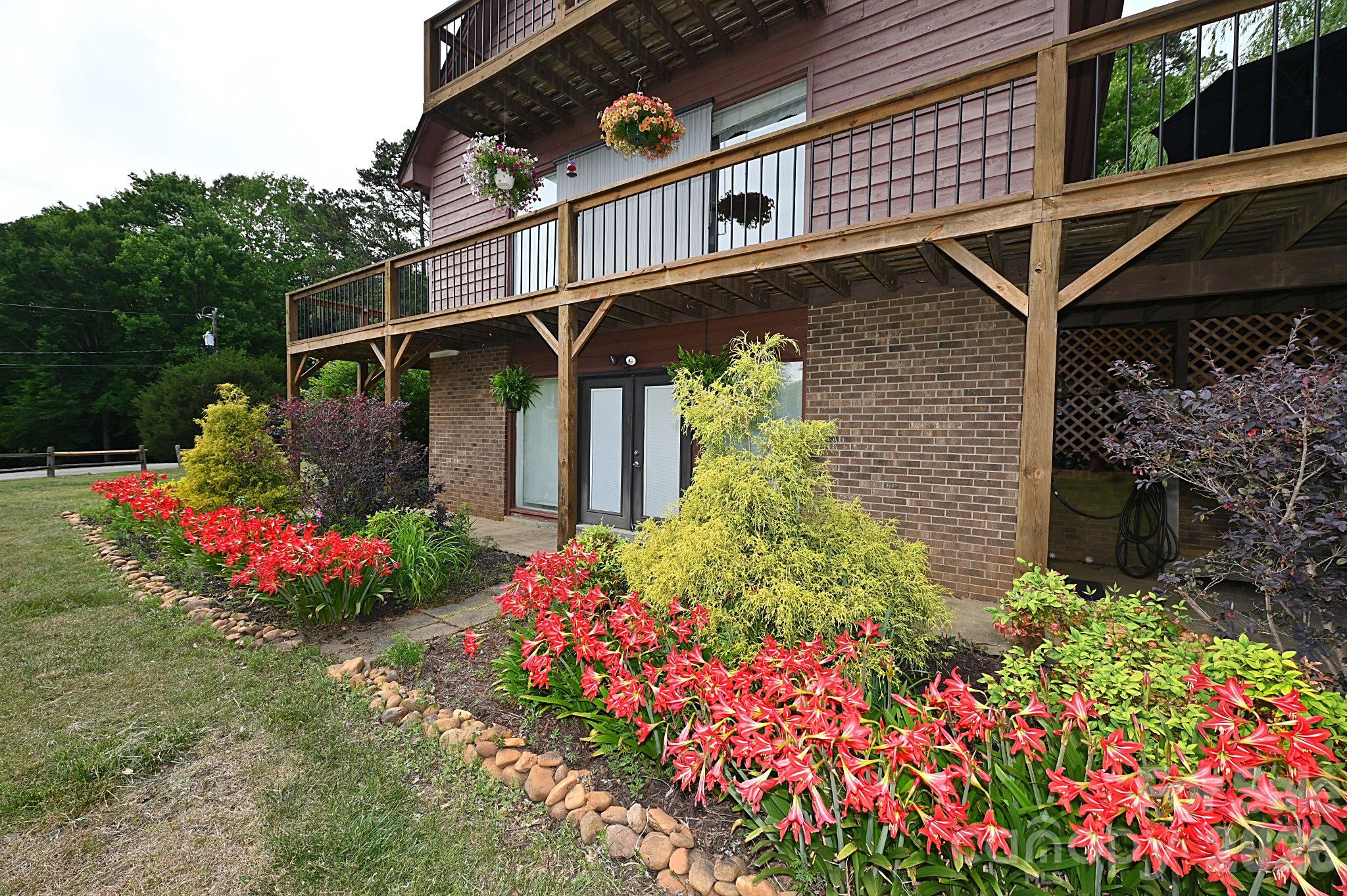 86 King Arthurs Court — Hickory