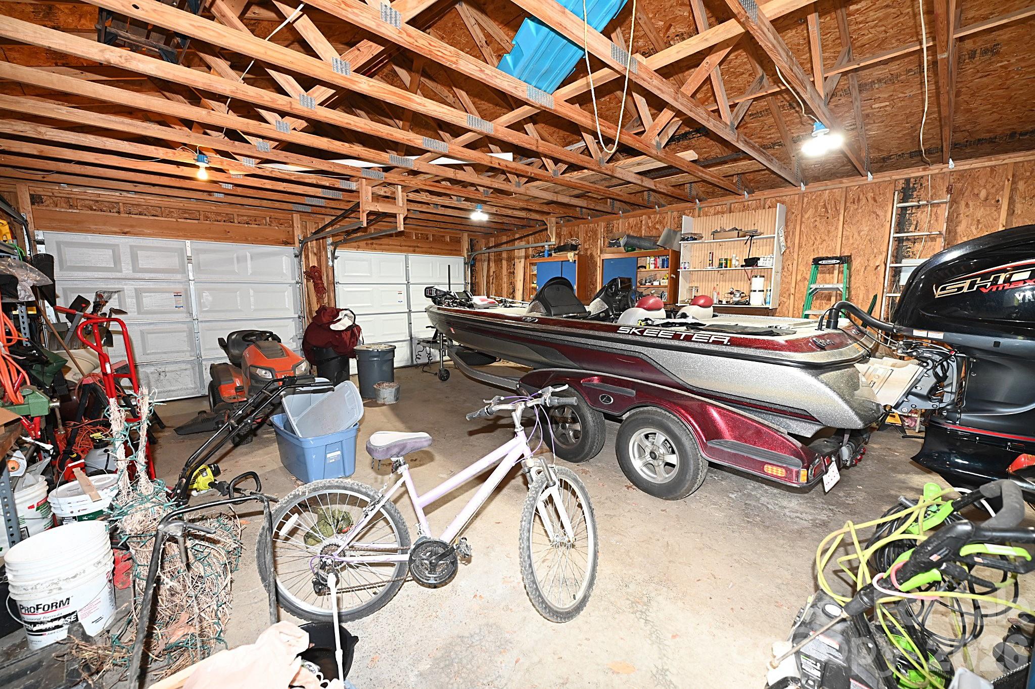 86 King Arthurs Court — Hickory
