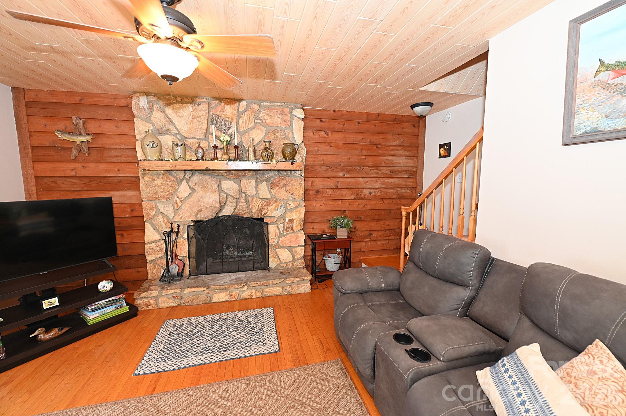 86 King Arthurs Court — Hickory