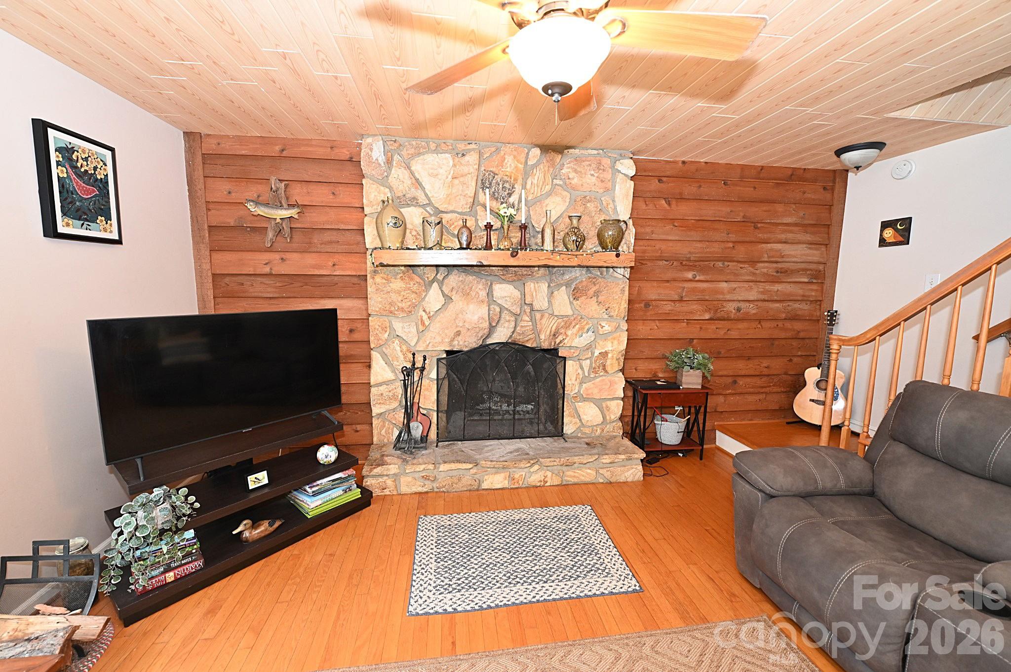 86 King Arthurs Court — Hickory