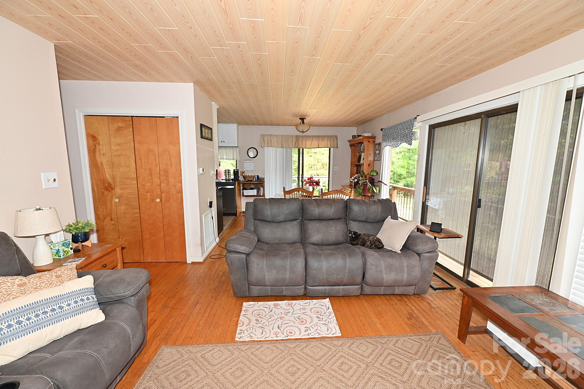 86 King Arthurs Court — Hickory
