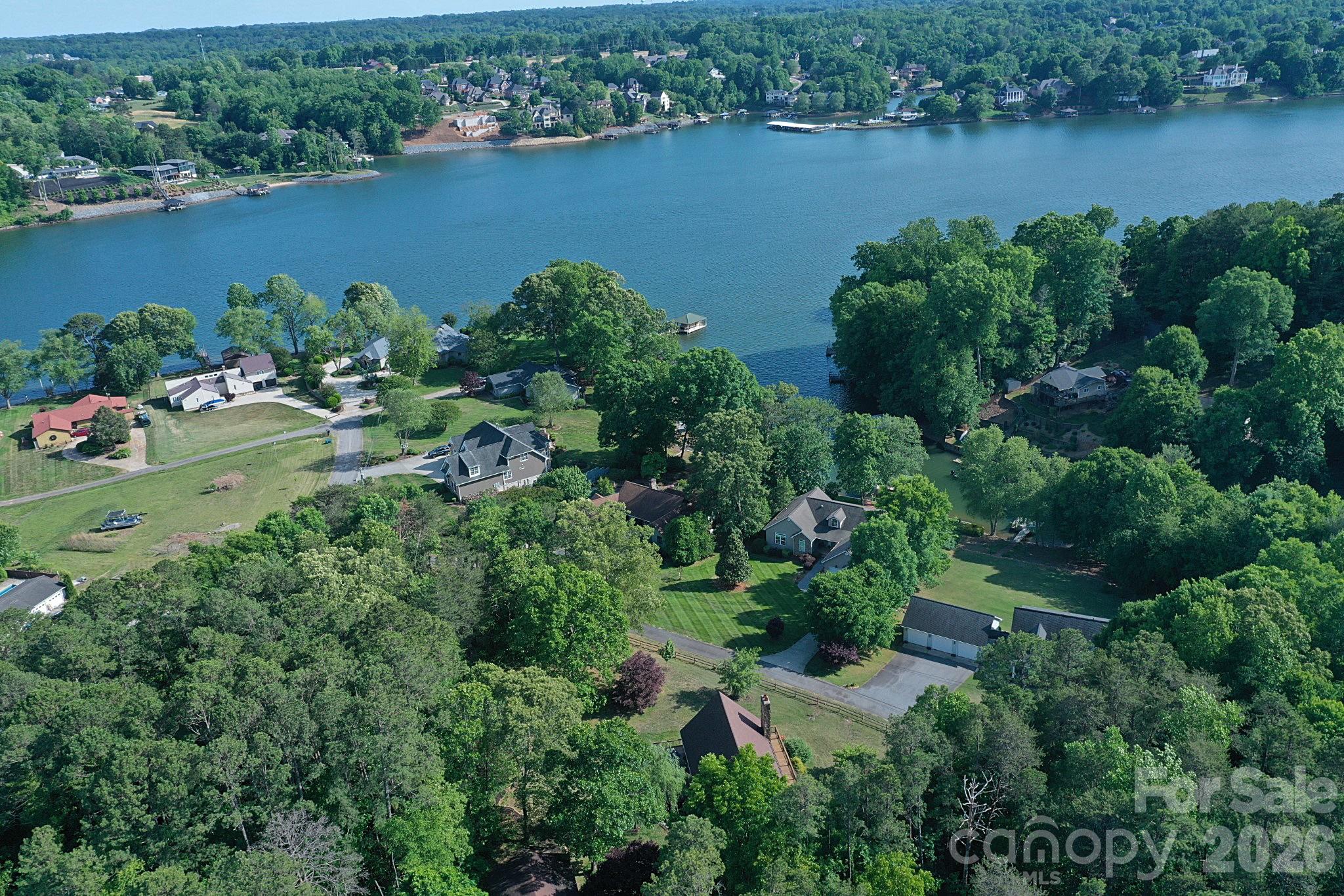 86 King Arthurs Court — Hickory