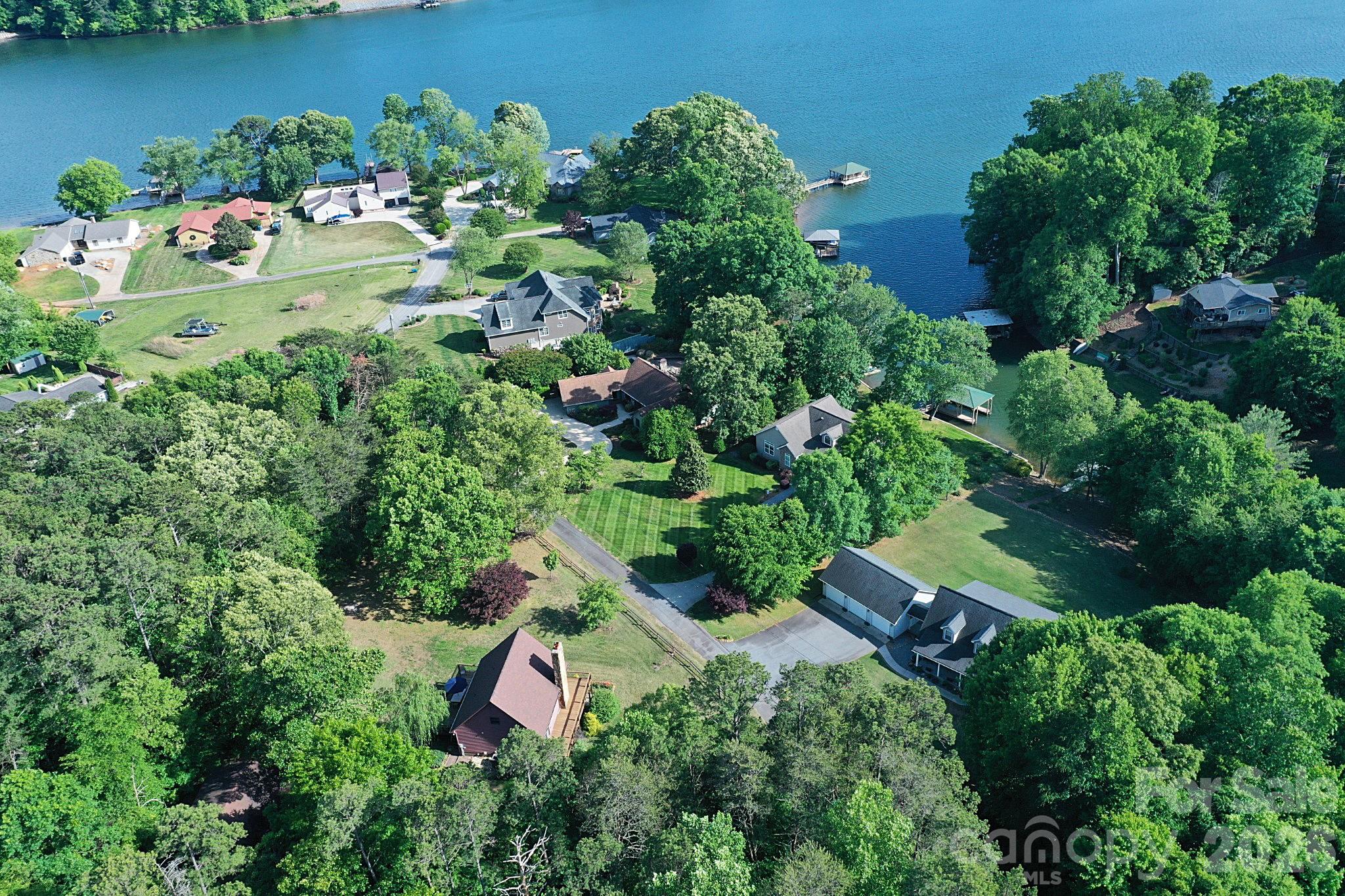 86 King Arthurs Court — Hickory