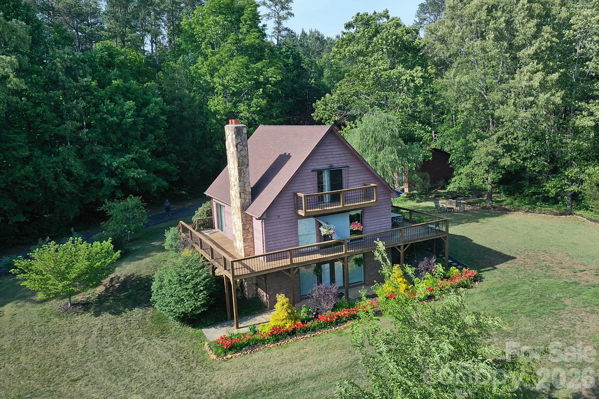 86 King Arthurs Court — Hickory
