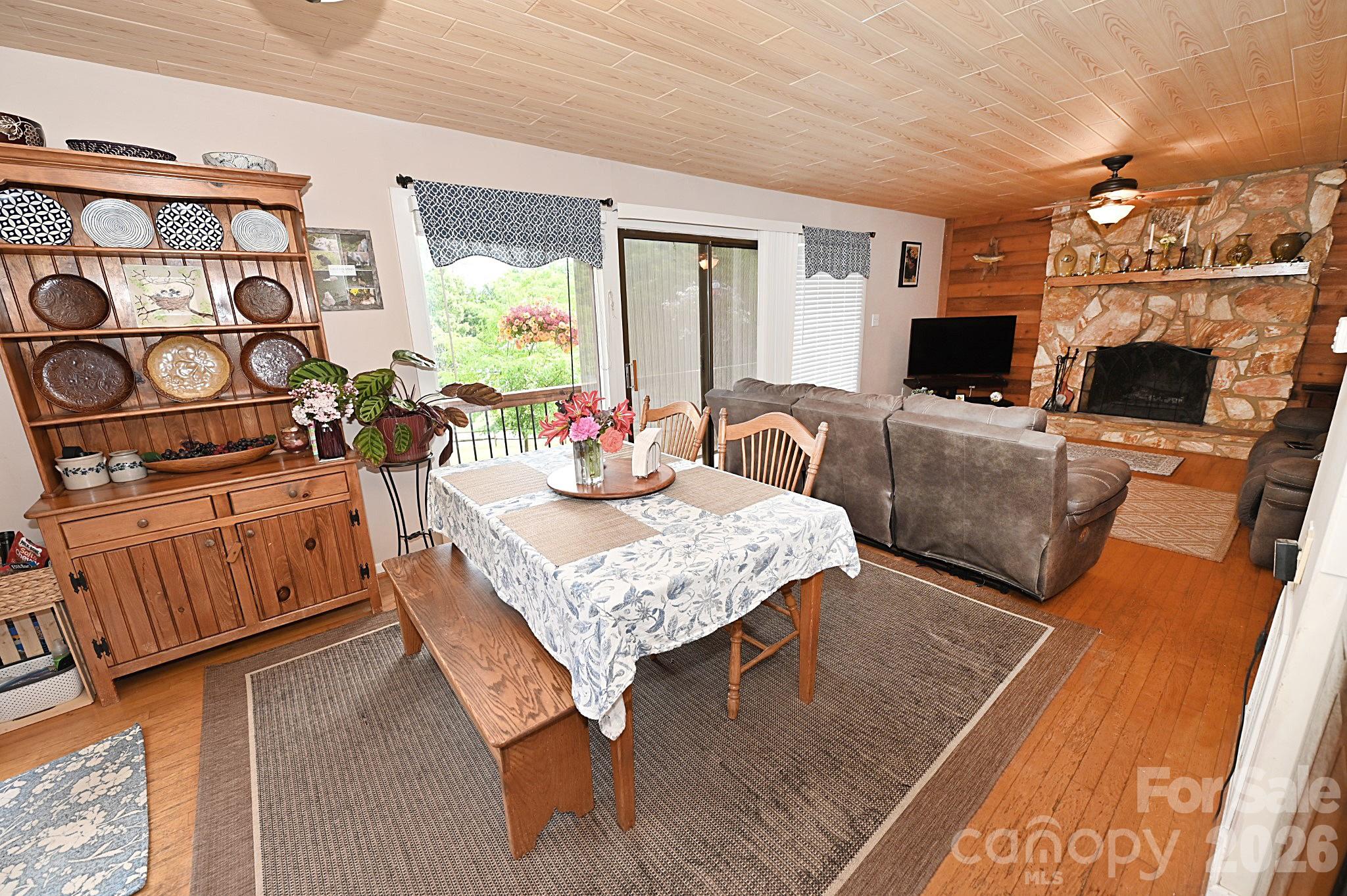 86 King Arthurs Court — Hickory