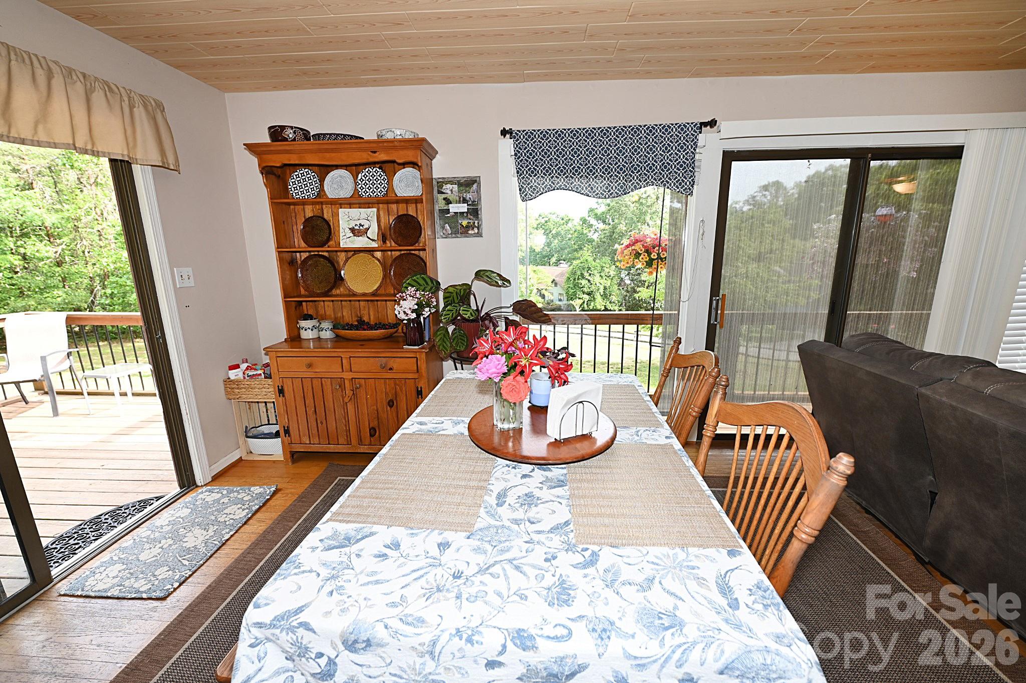 86 King Arthurs Court — Hickory