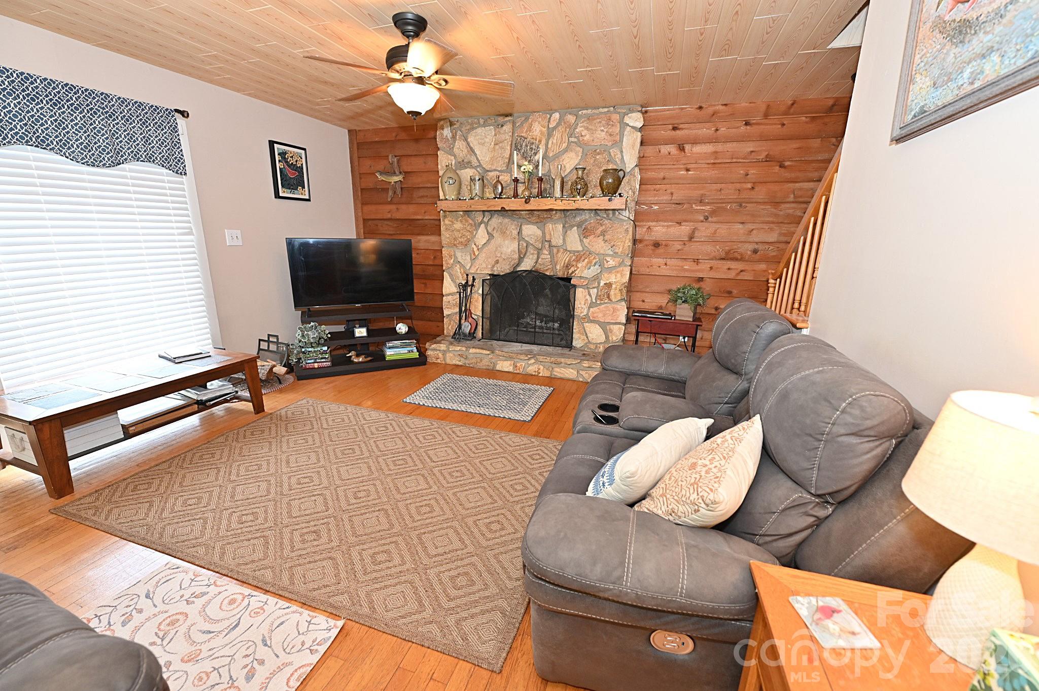 86 King Arthurs Court — Hickory