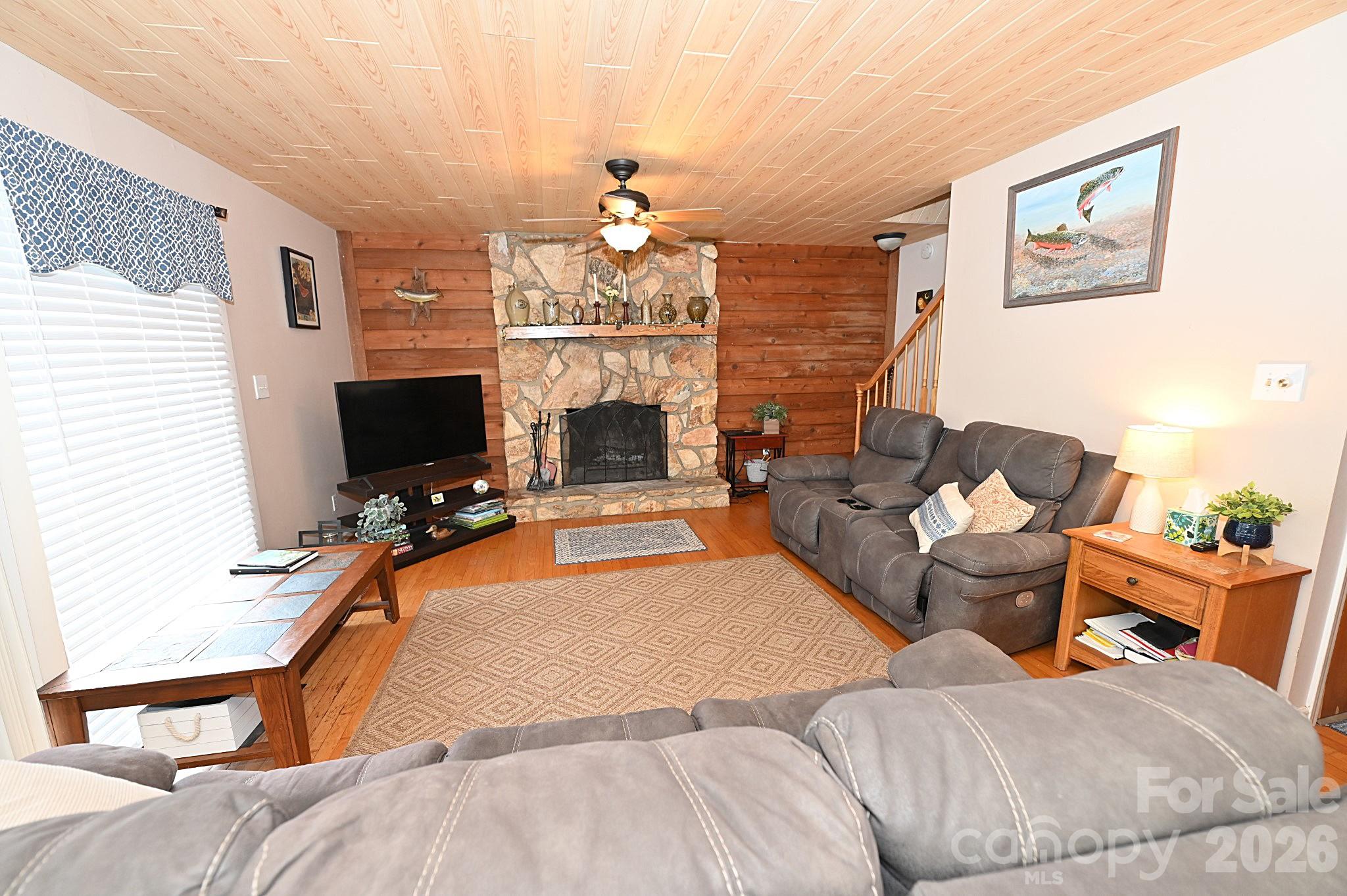86 King Arthurs Court — Hickory
