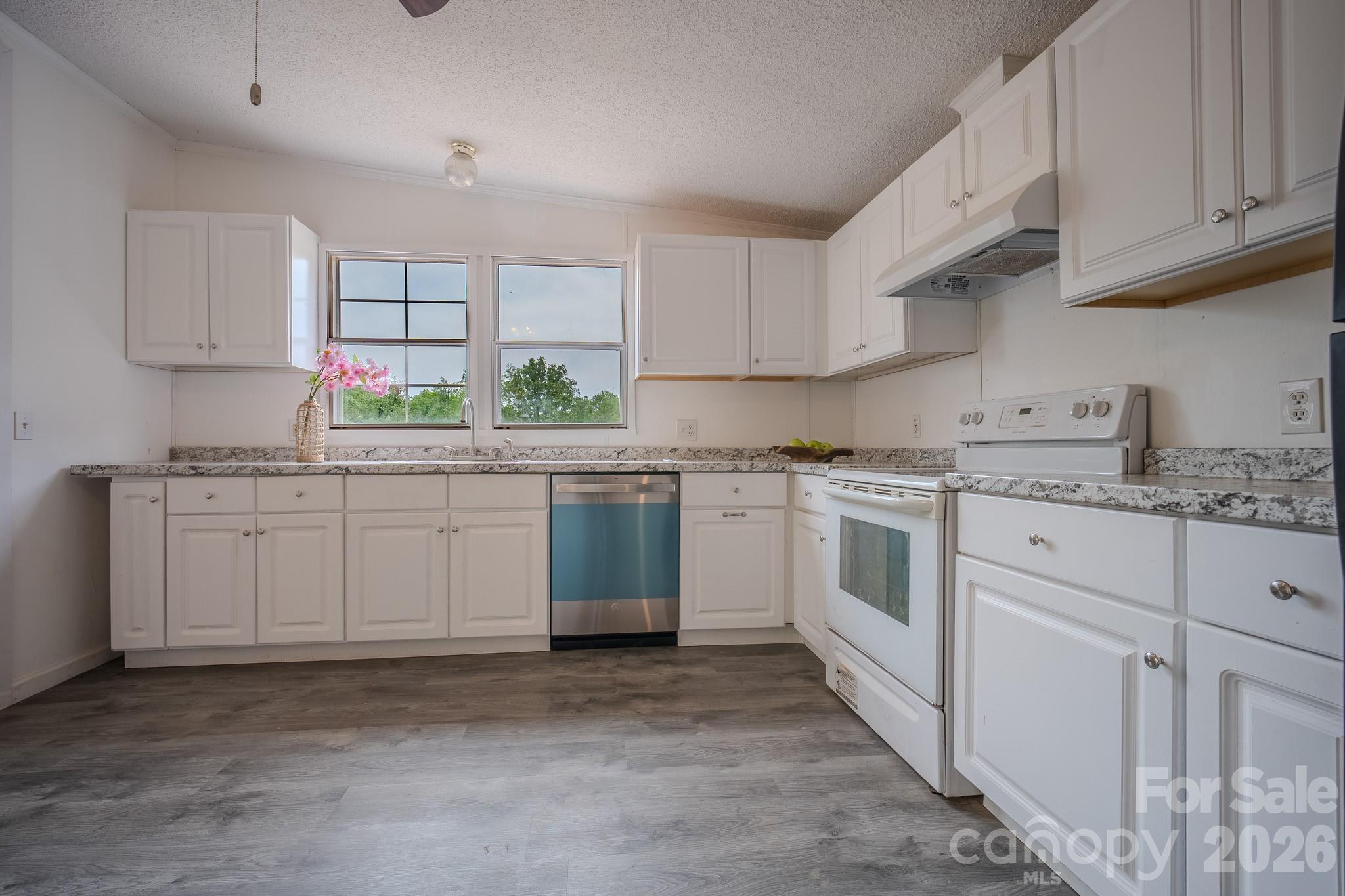 2932 23rd Avenue NE — Hickory