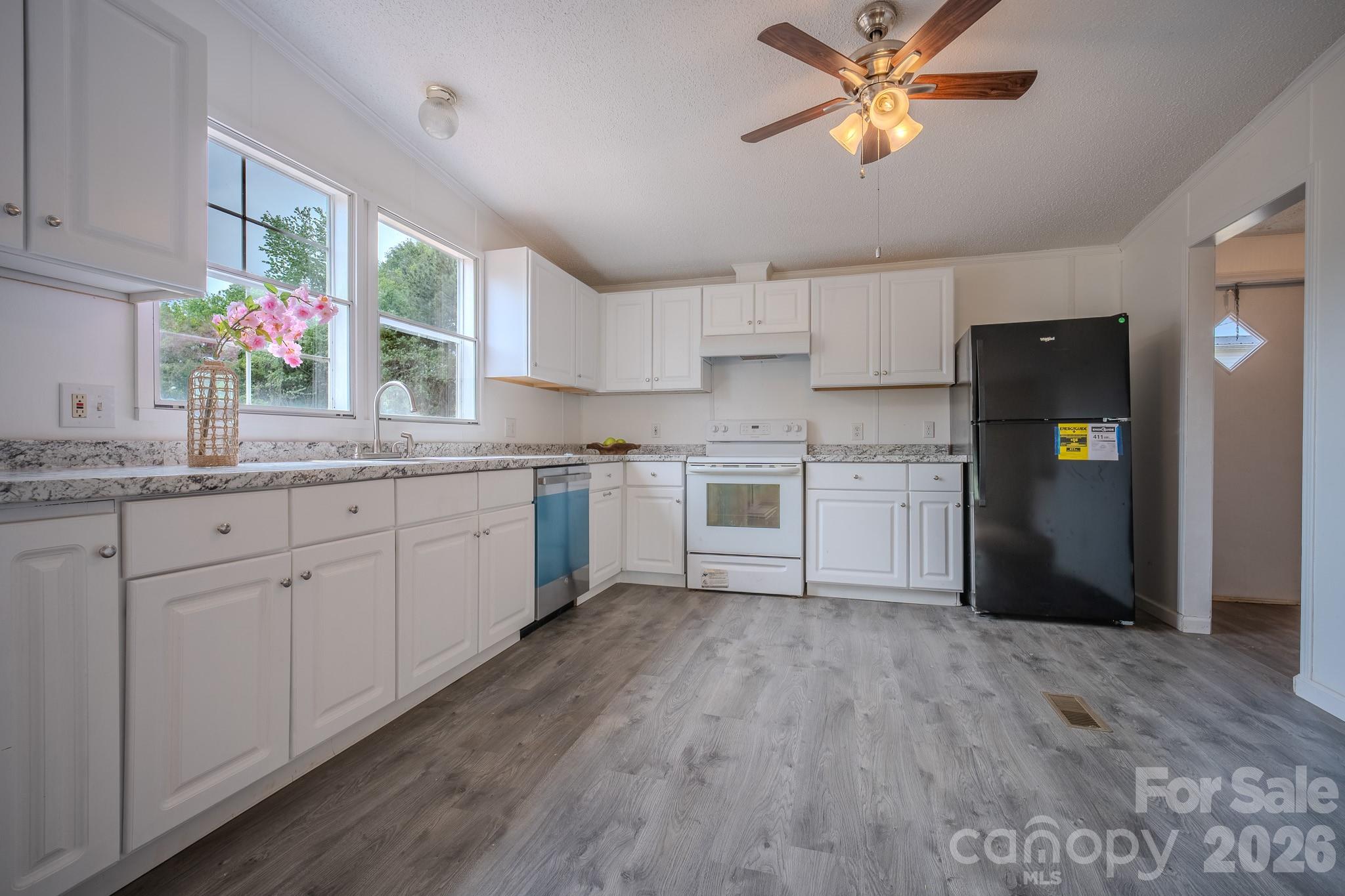 2932 23rd Avenue NE — Hickory