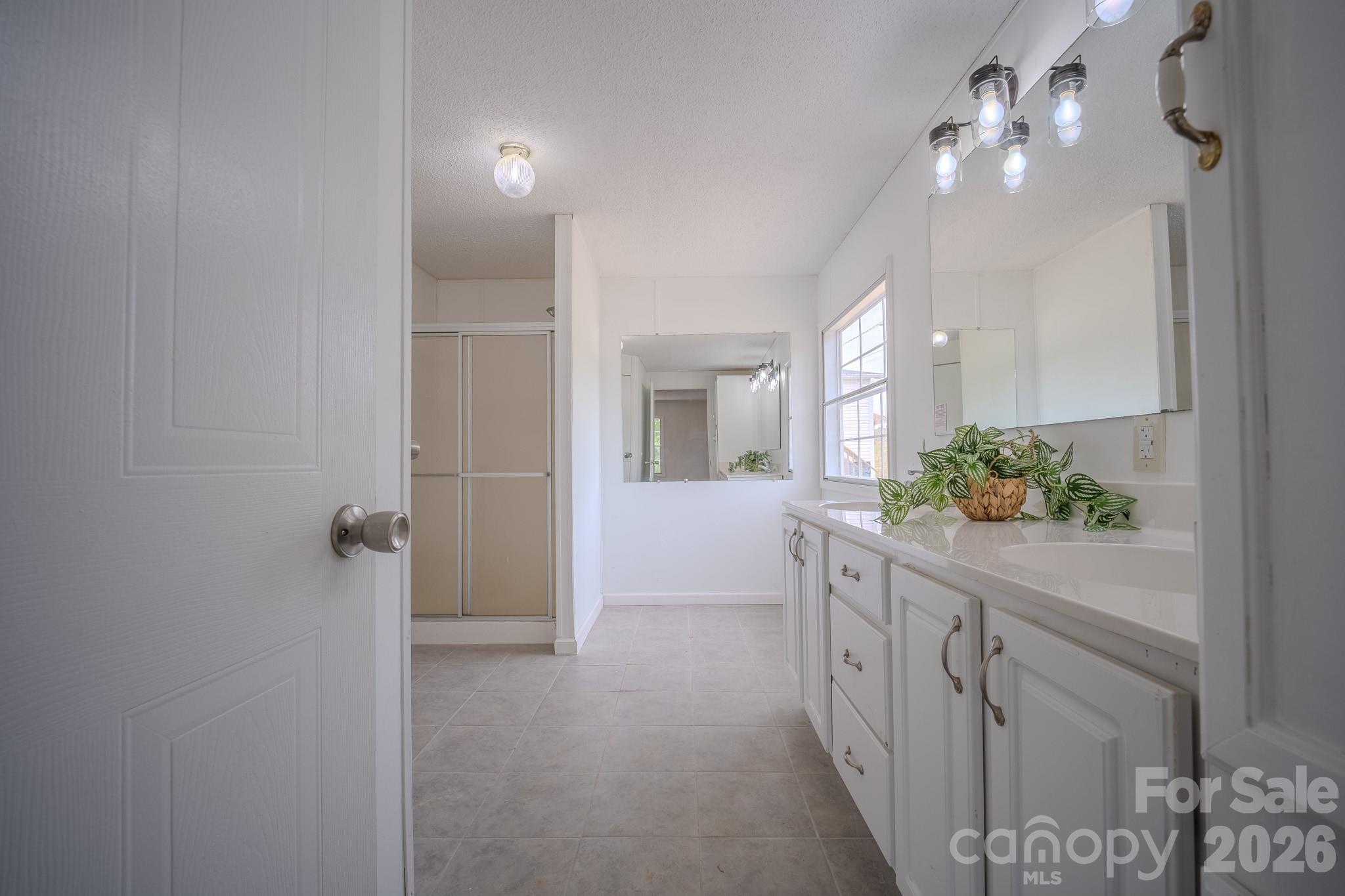 2932 23rd Avenue NE — Hickory