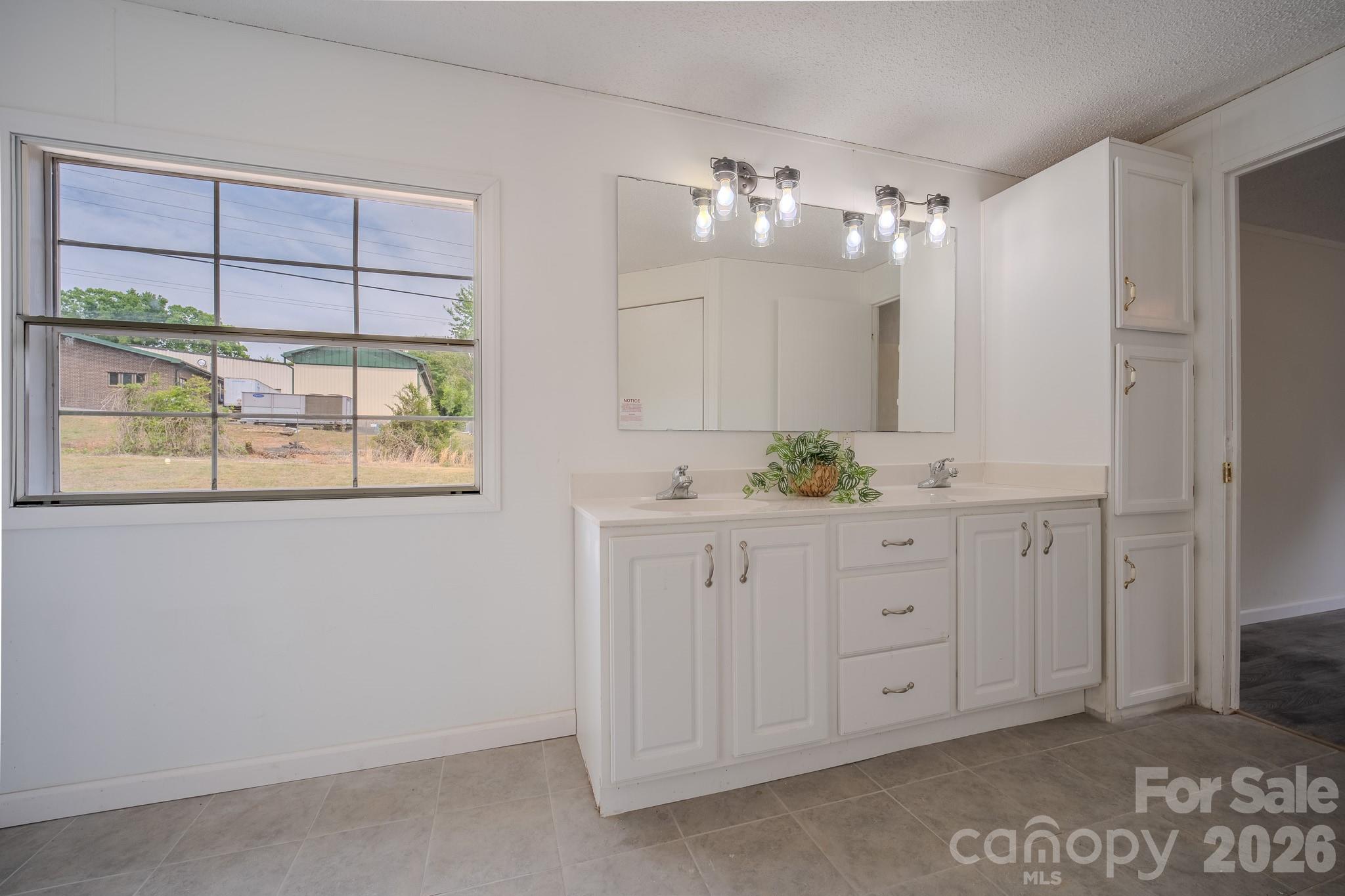 2932 23rd Avenue NE — Hickory