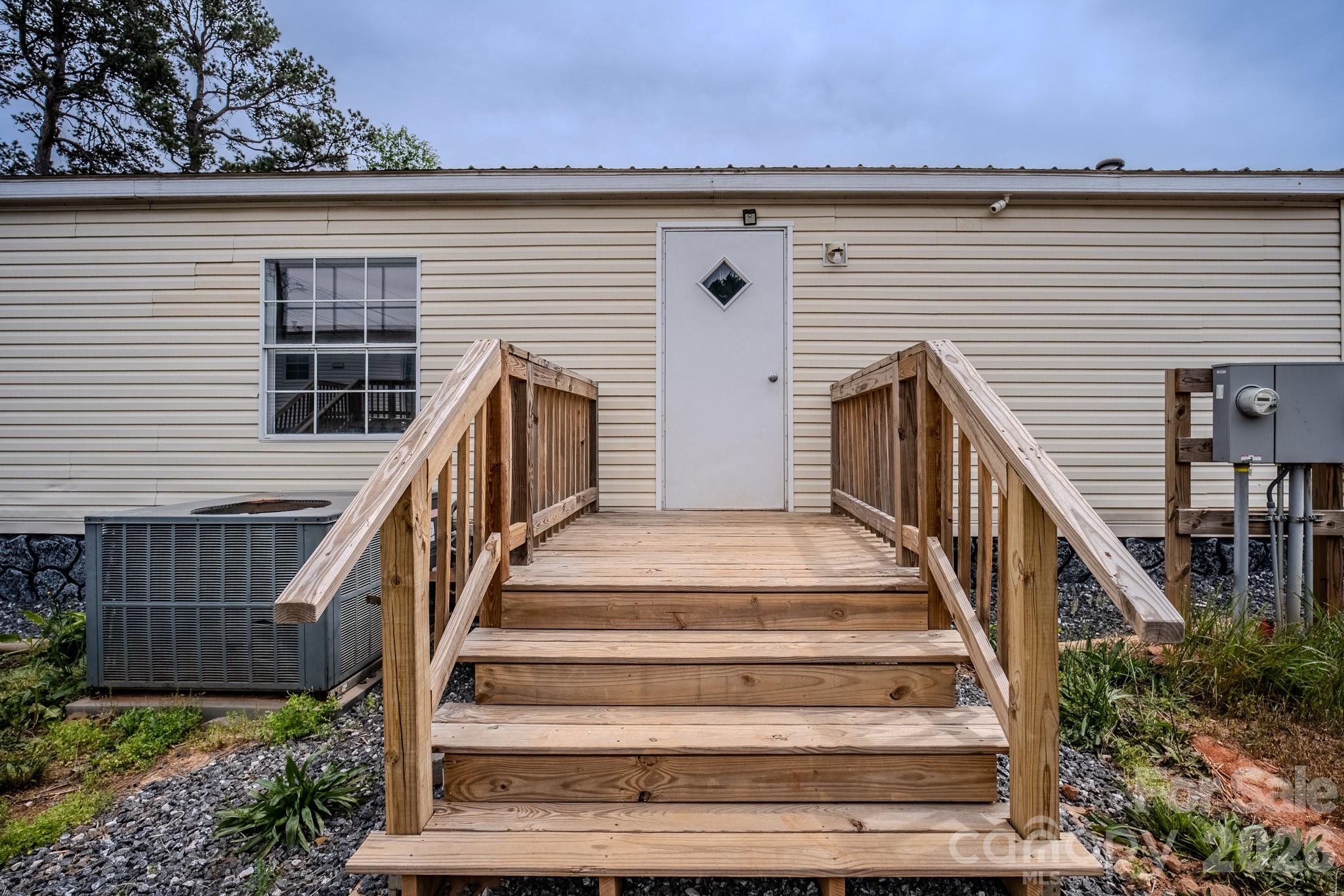 2932 23rd Avenue NE — Hickory