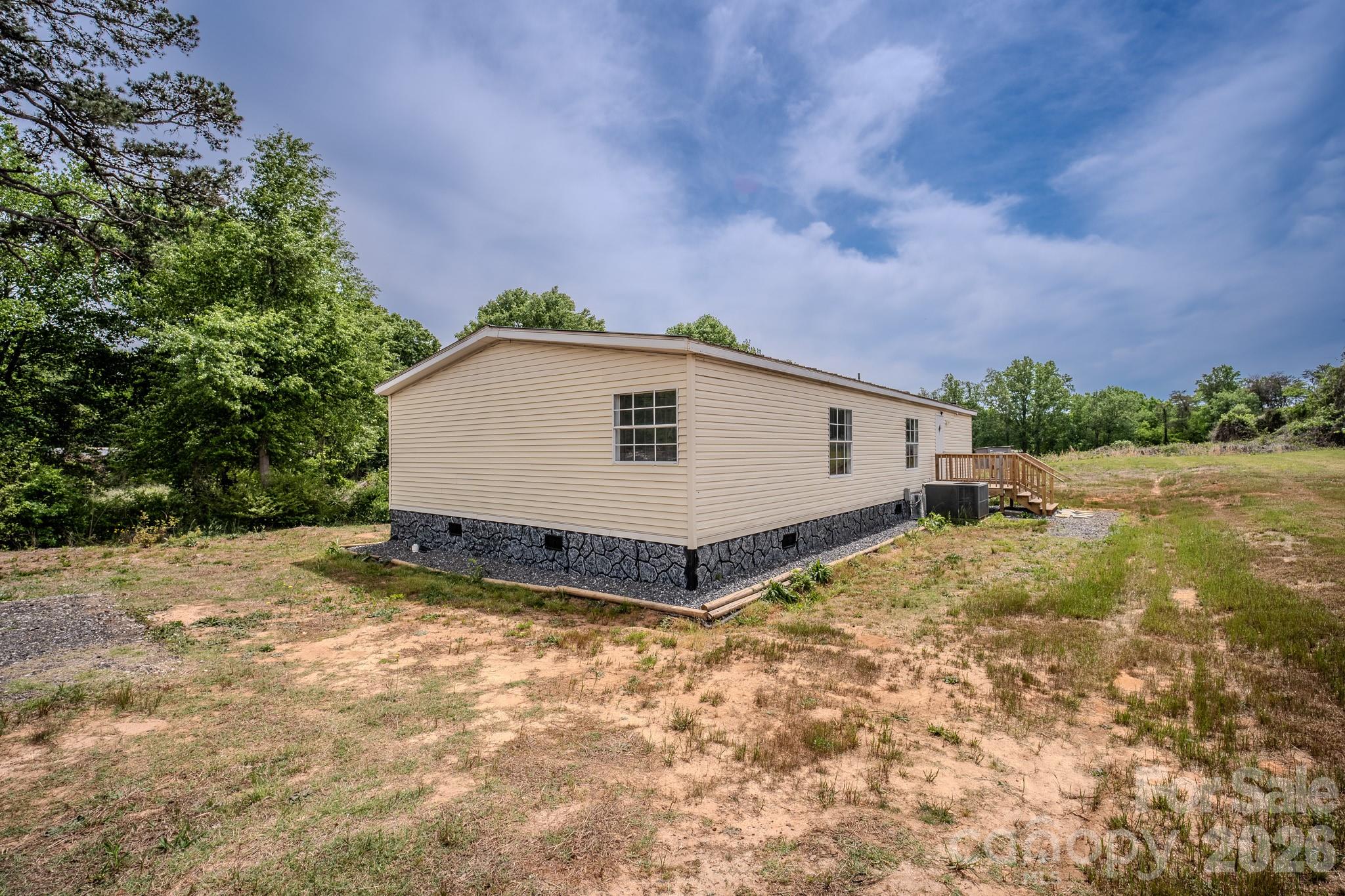 2932 23rd Avenue NE — Hickory