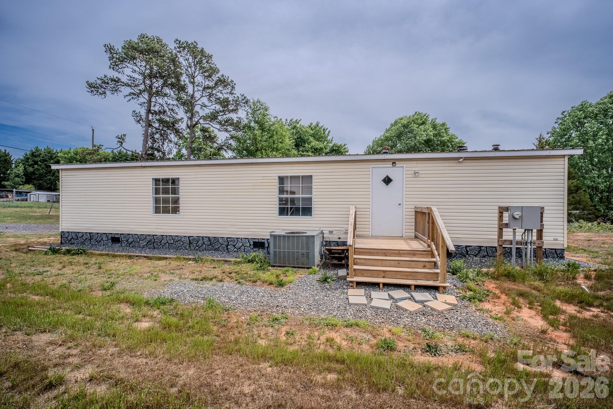 2932 23rd Avenue NE — Hickory