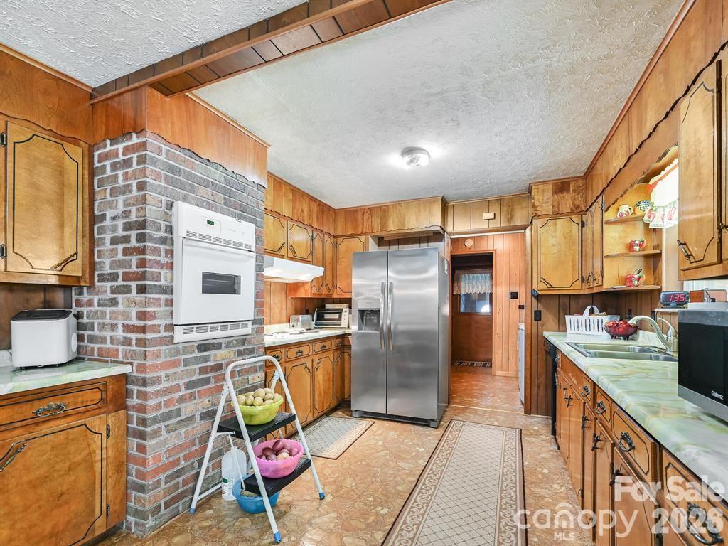 7530 NC 208 Highway — Marshall