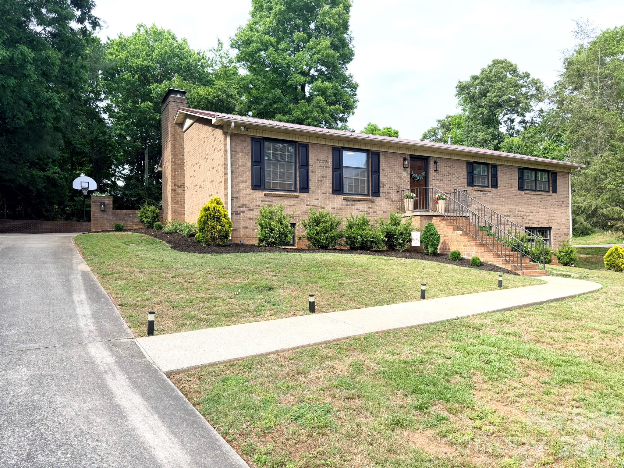 165 Northwest Road — Hickory