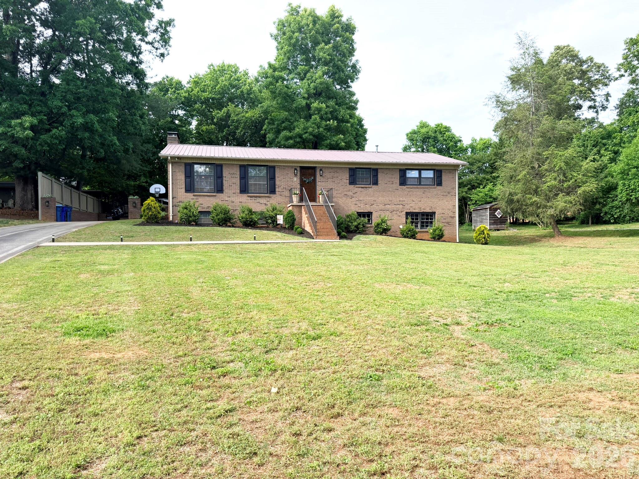 165 Northwest Road — Hickory