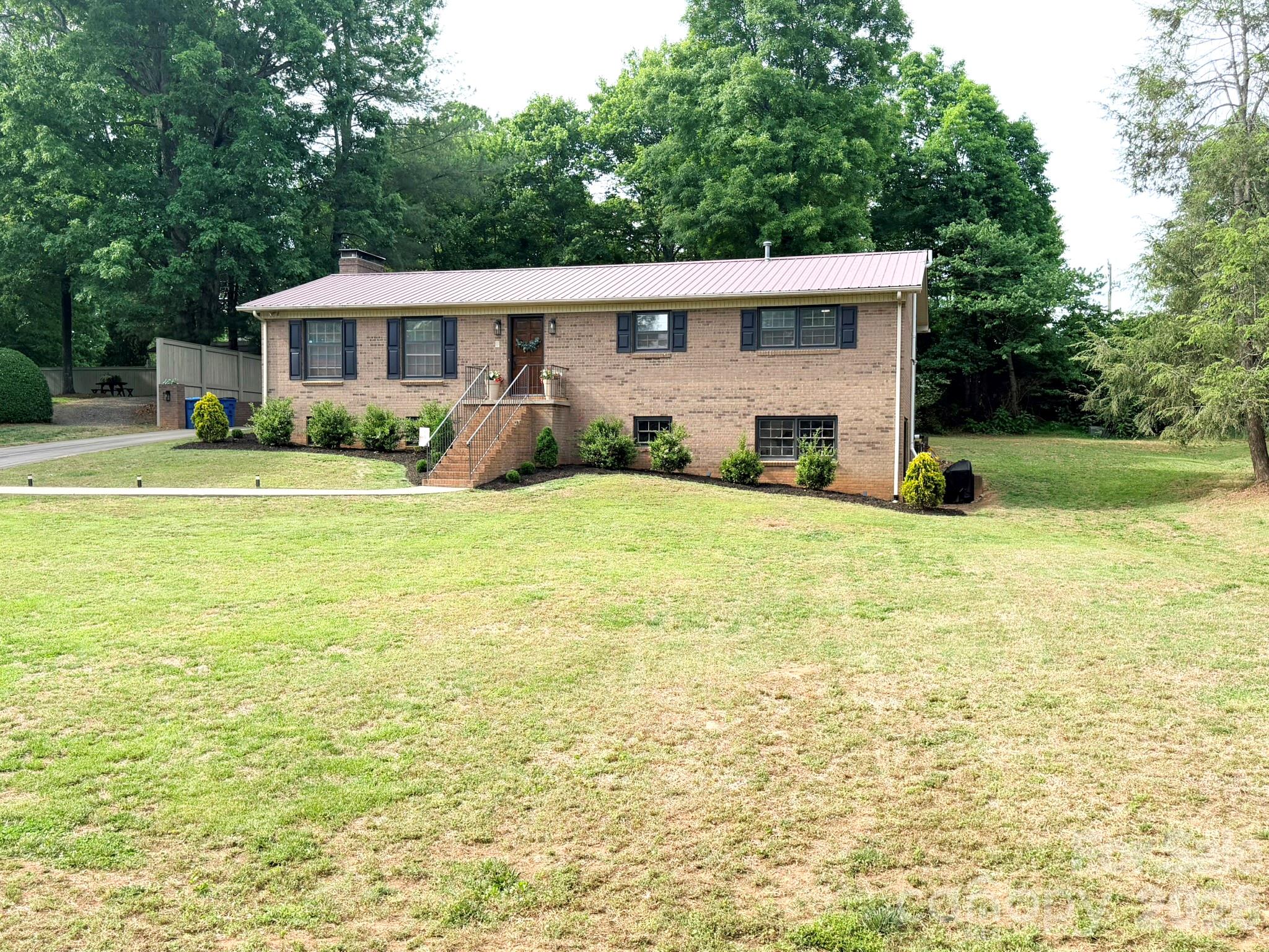 165 Northwest Road — Hickory