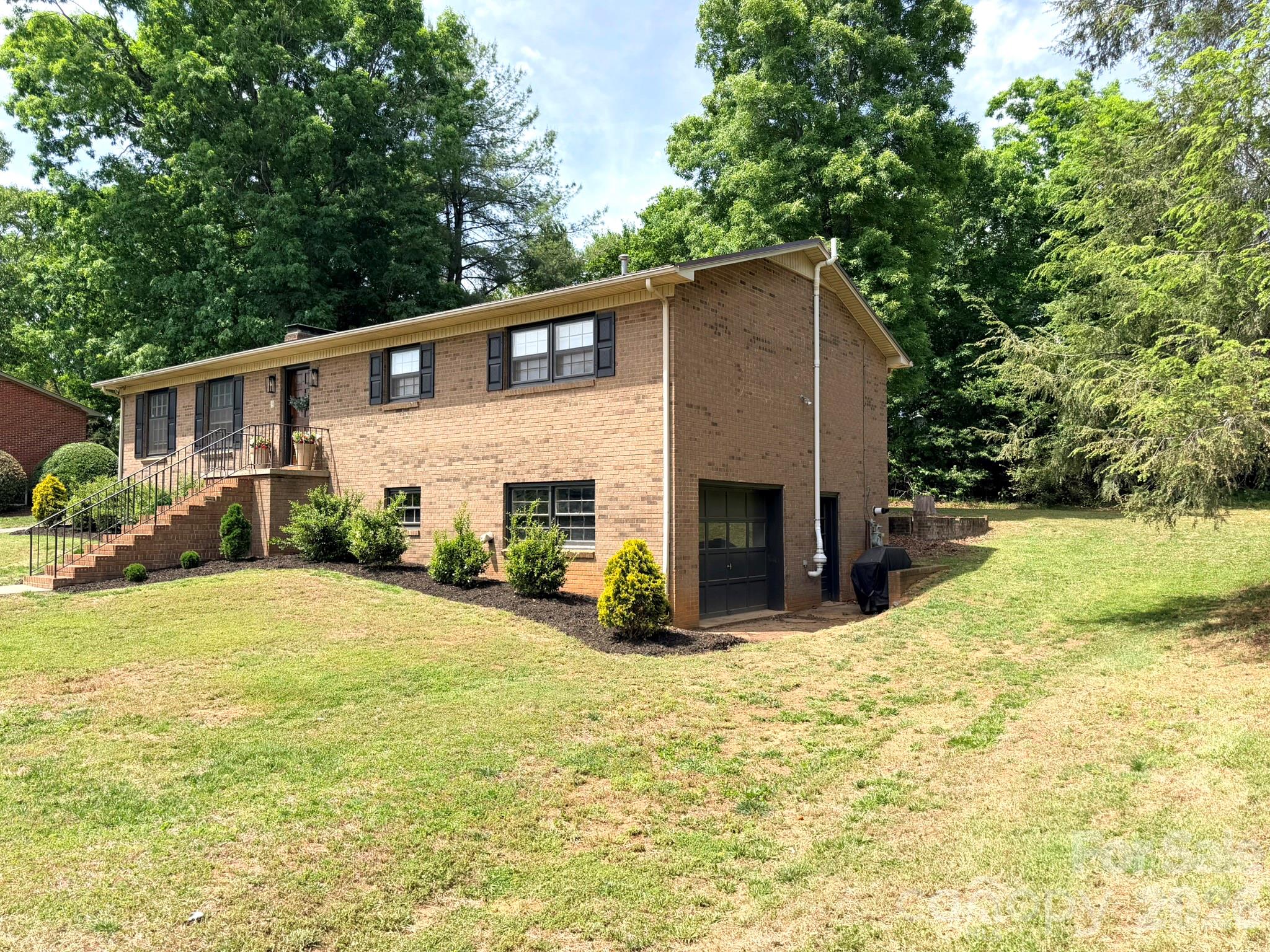165 Northwest Road — Hickory