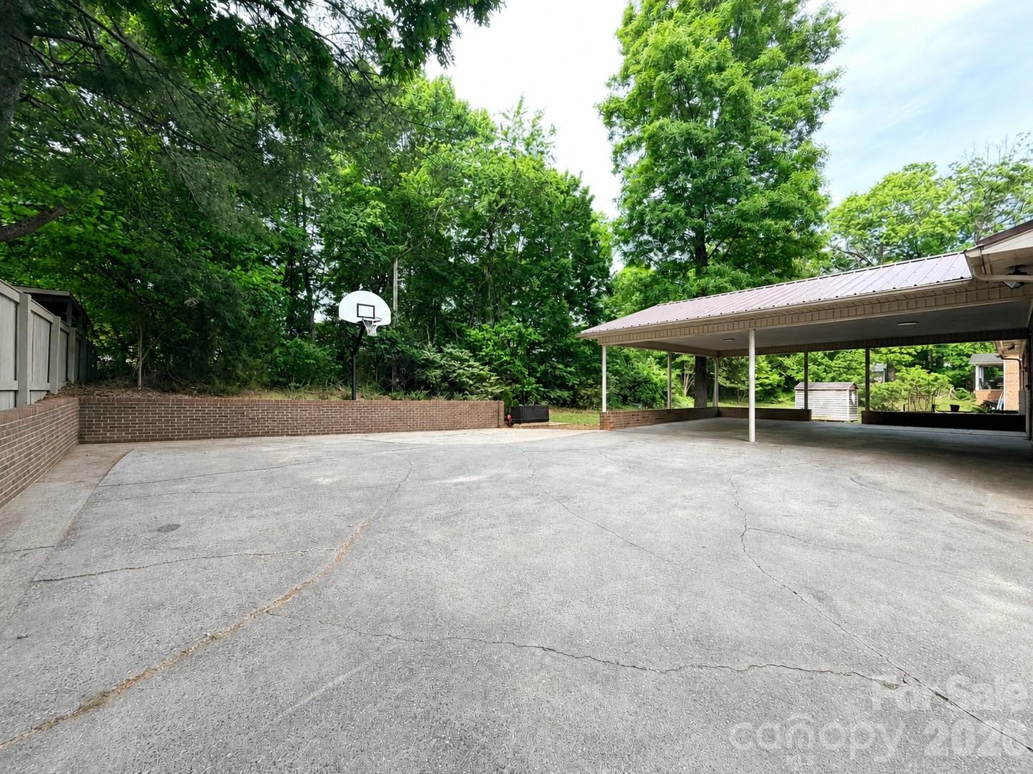 165 Northwest Road — Hickory