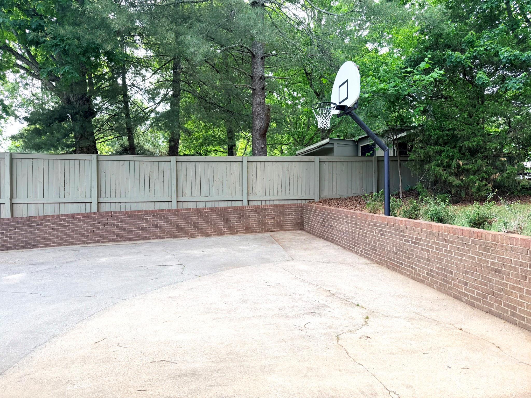 165 Northwest Road — Hickory