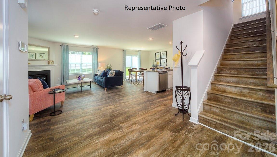 1371 Mammoth Road — Hickory