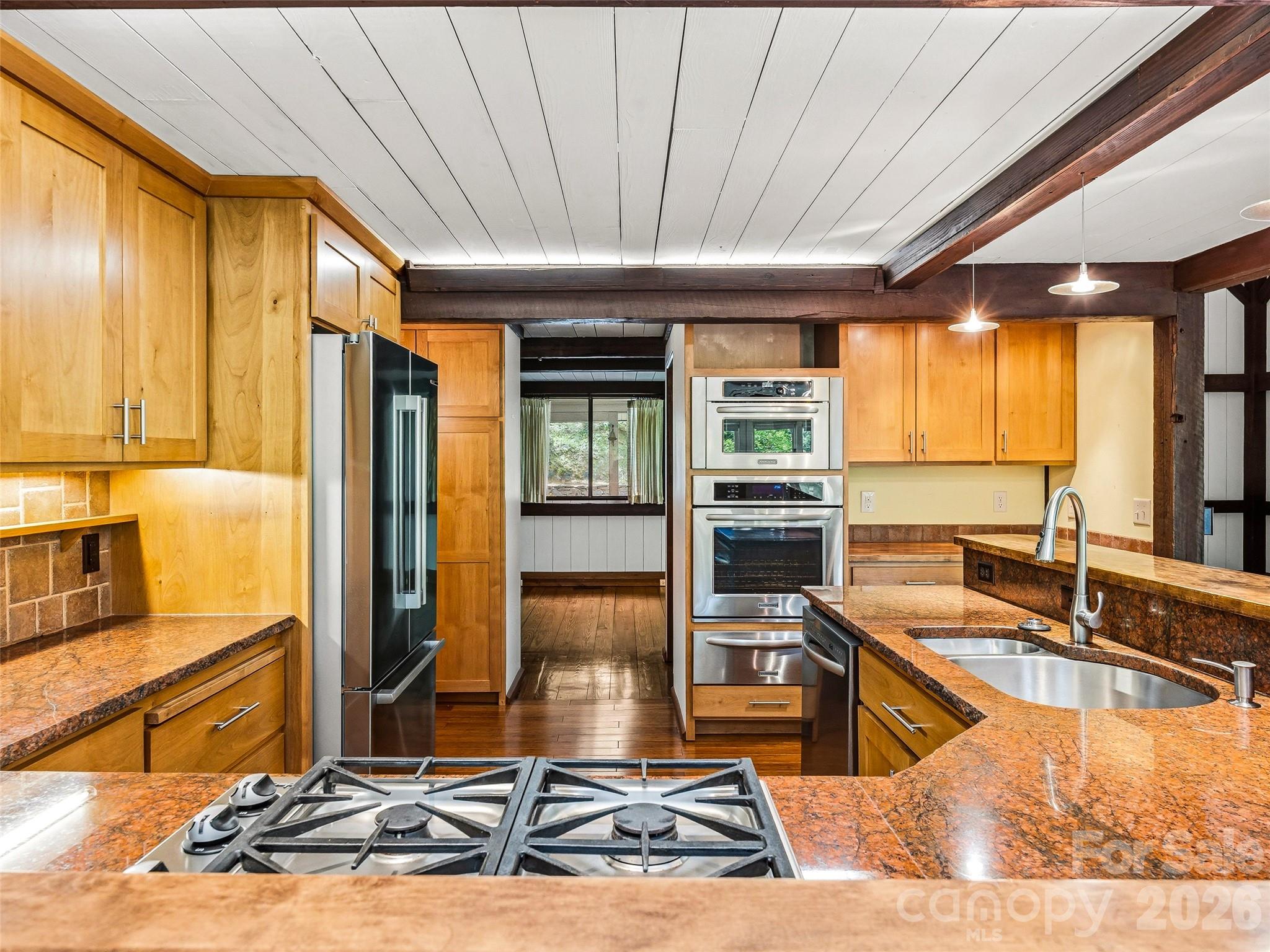 33 Southerland Road — Pisgah Forest
