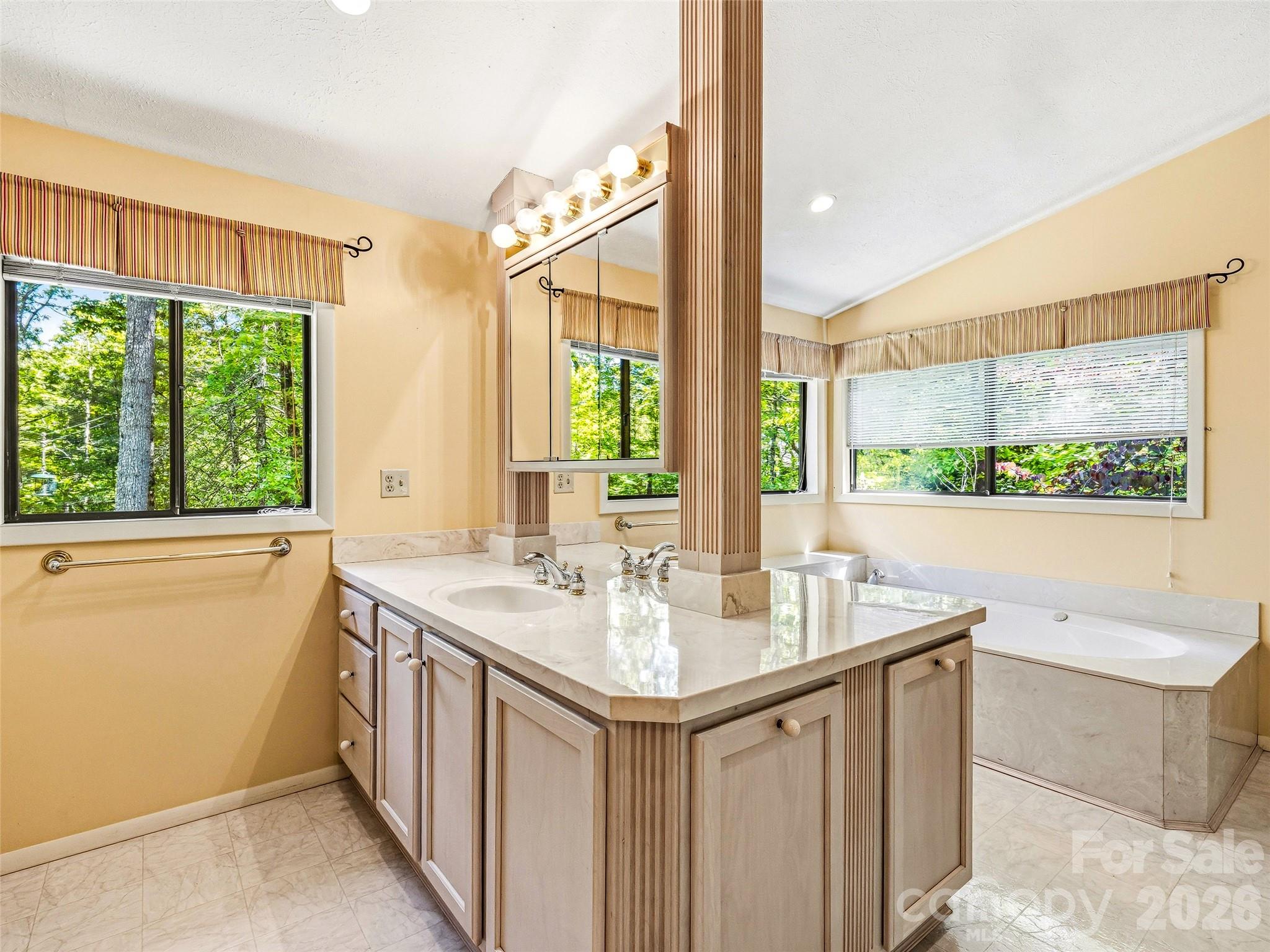 33 Southerland Road — Pisgah Forest