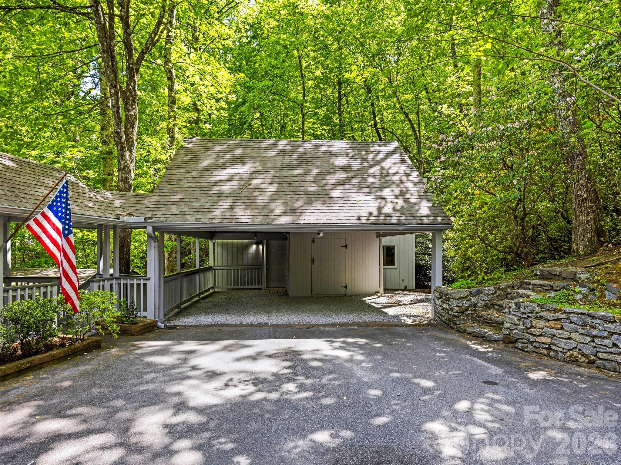 33 Southerland Road — Pisgah Forest