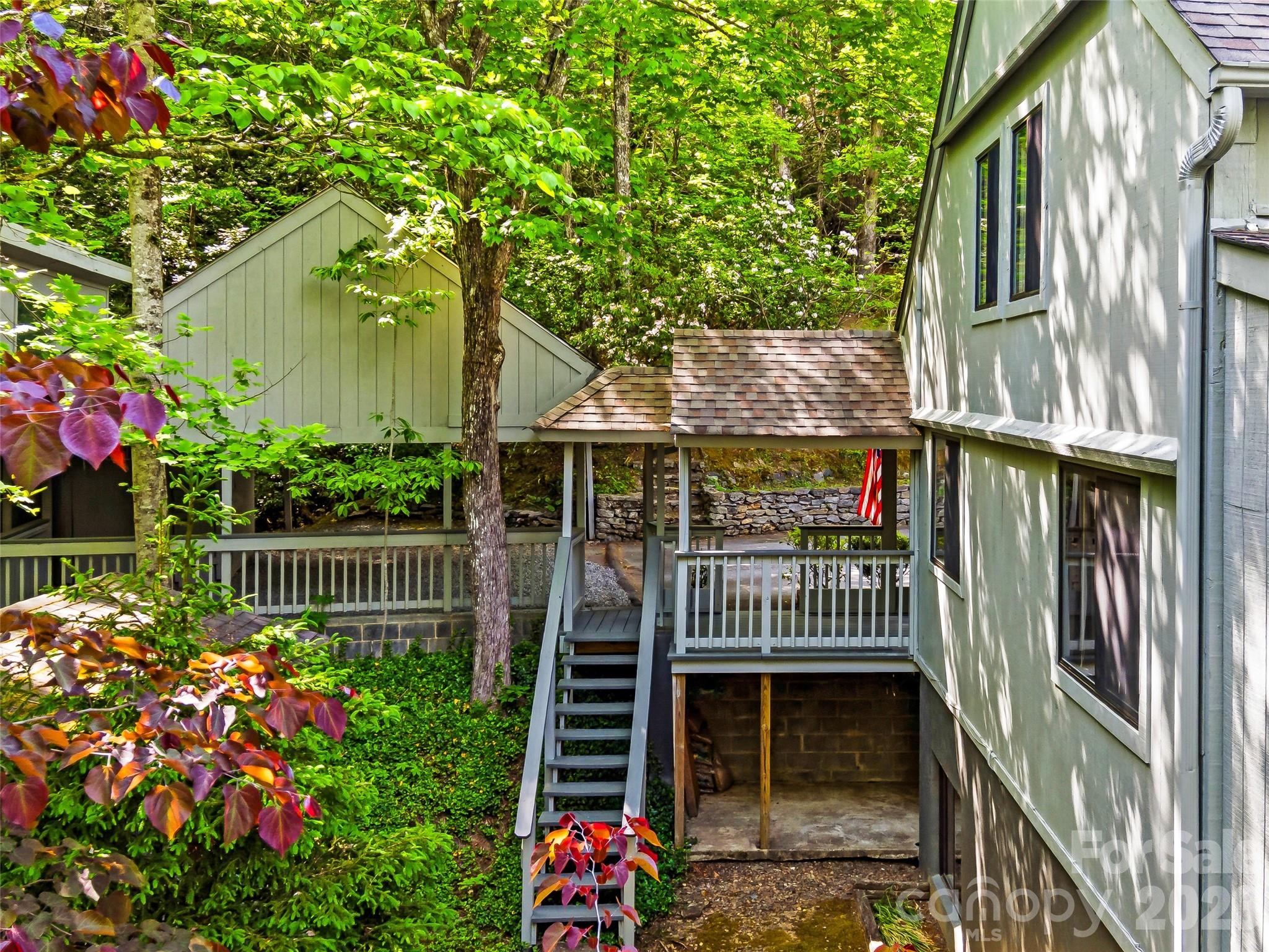 33 Southerland Road — Pisgah Forest