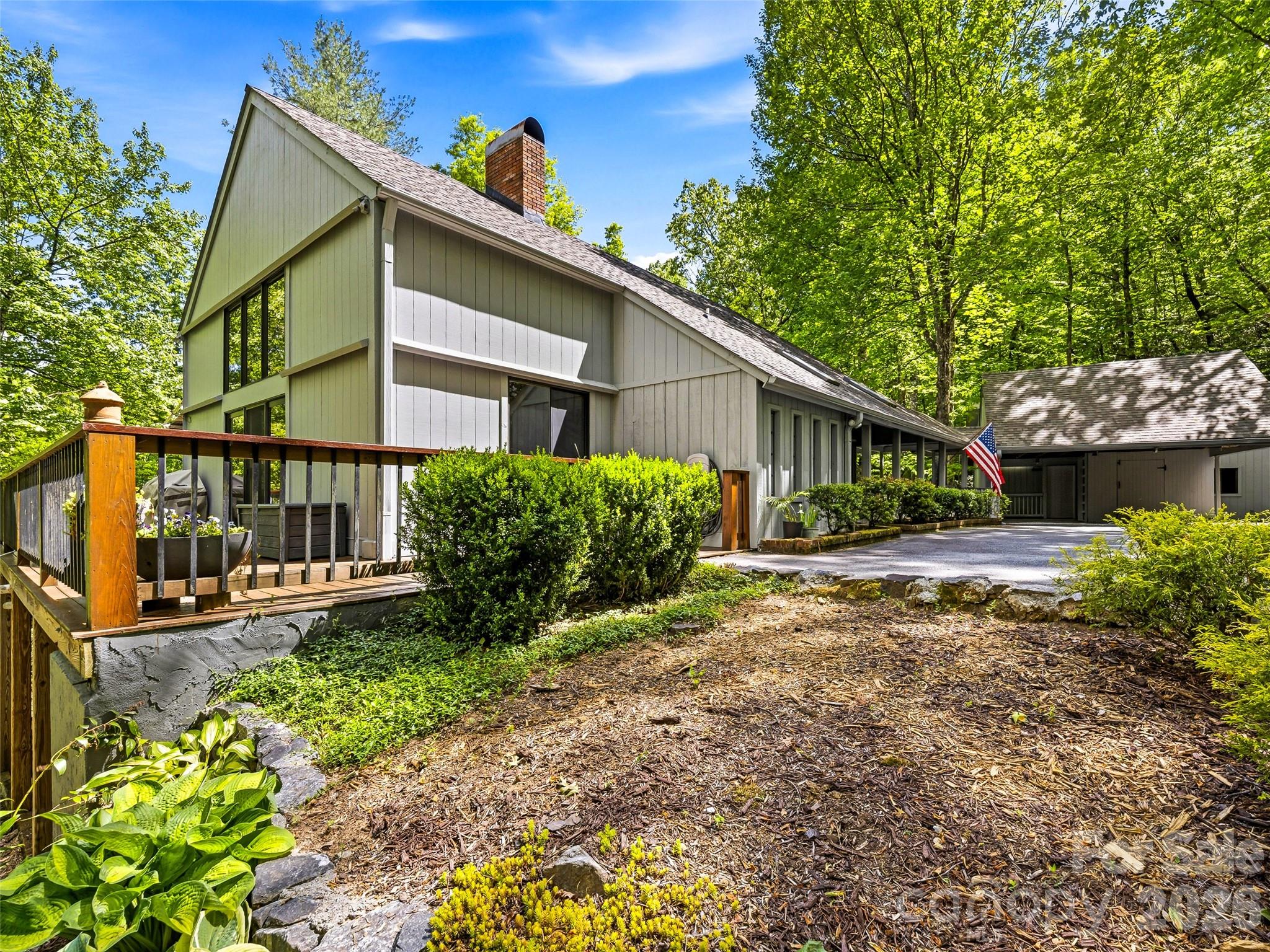 33 Southerland Road — Pisgah Forest