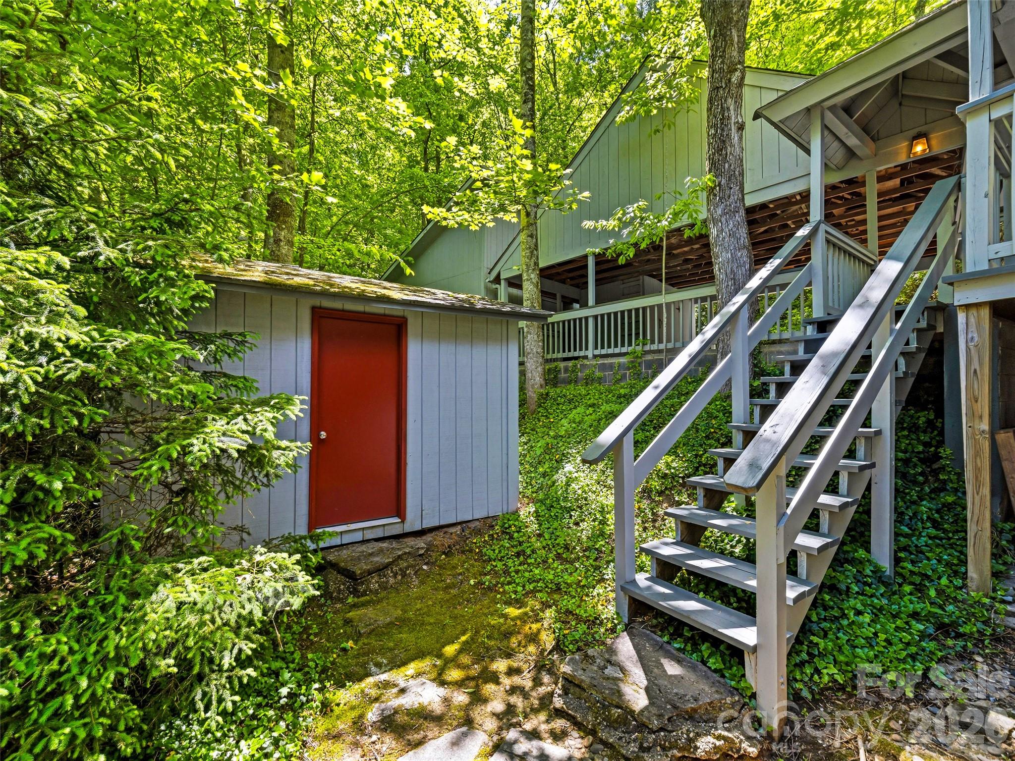 33 Southerland Road — Pisgah Forest