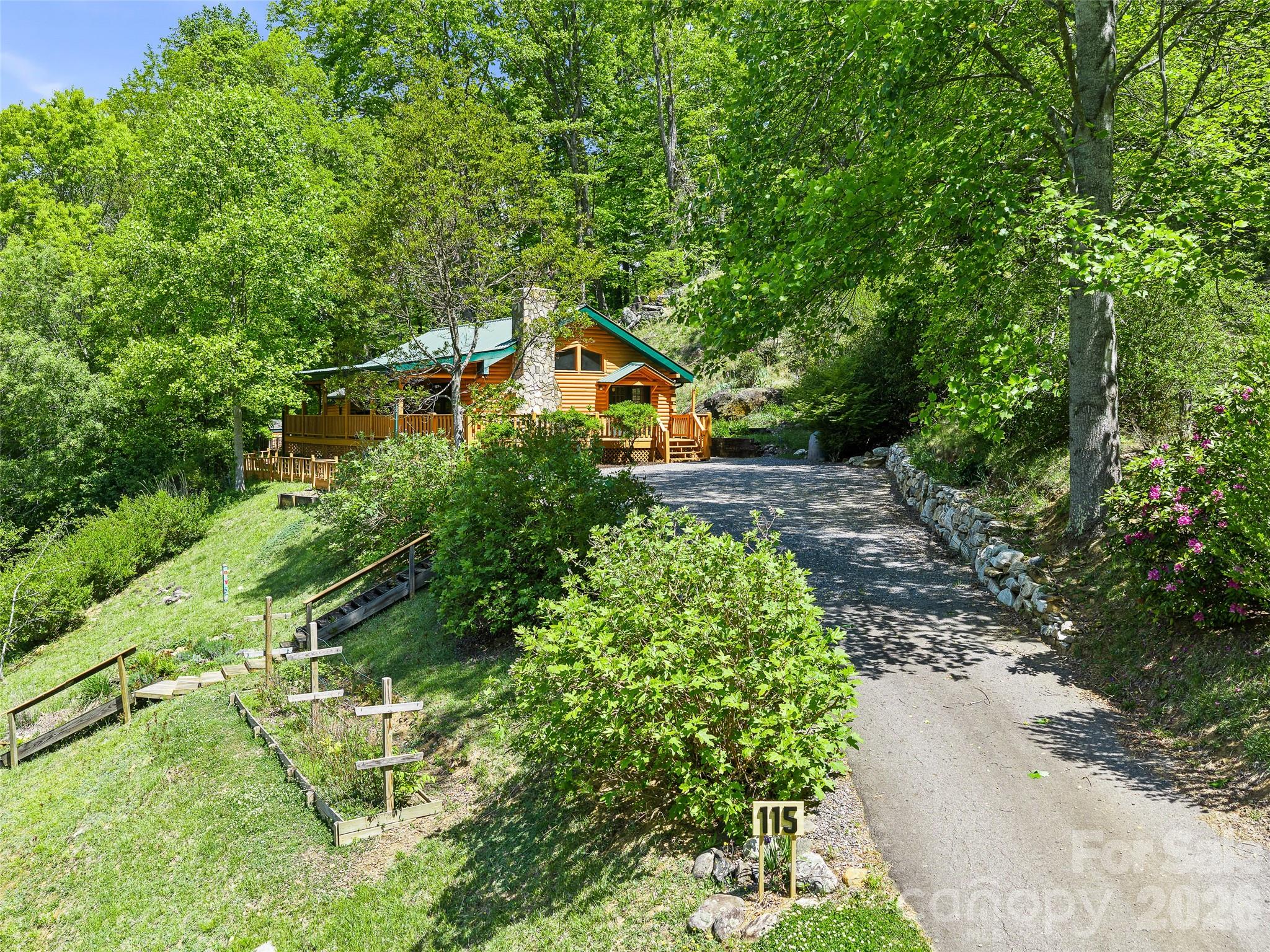 115 Sutton Ridge Road — Burnsville