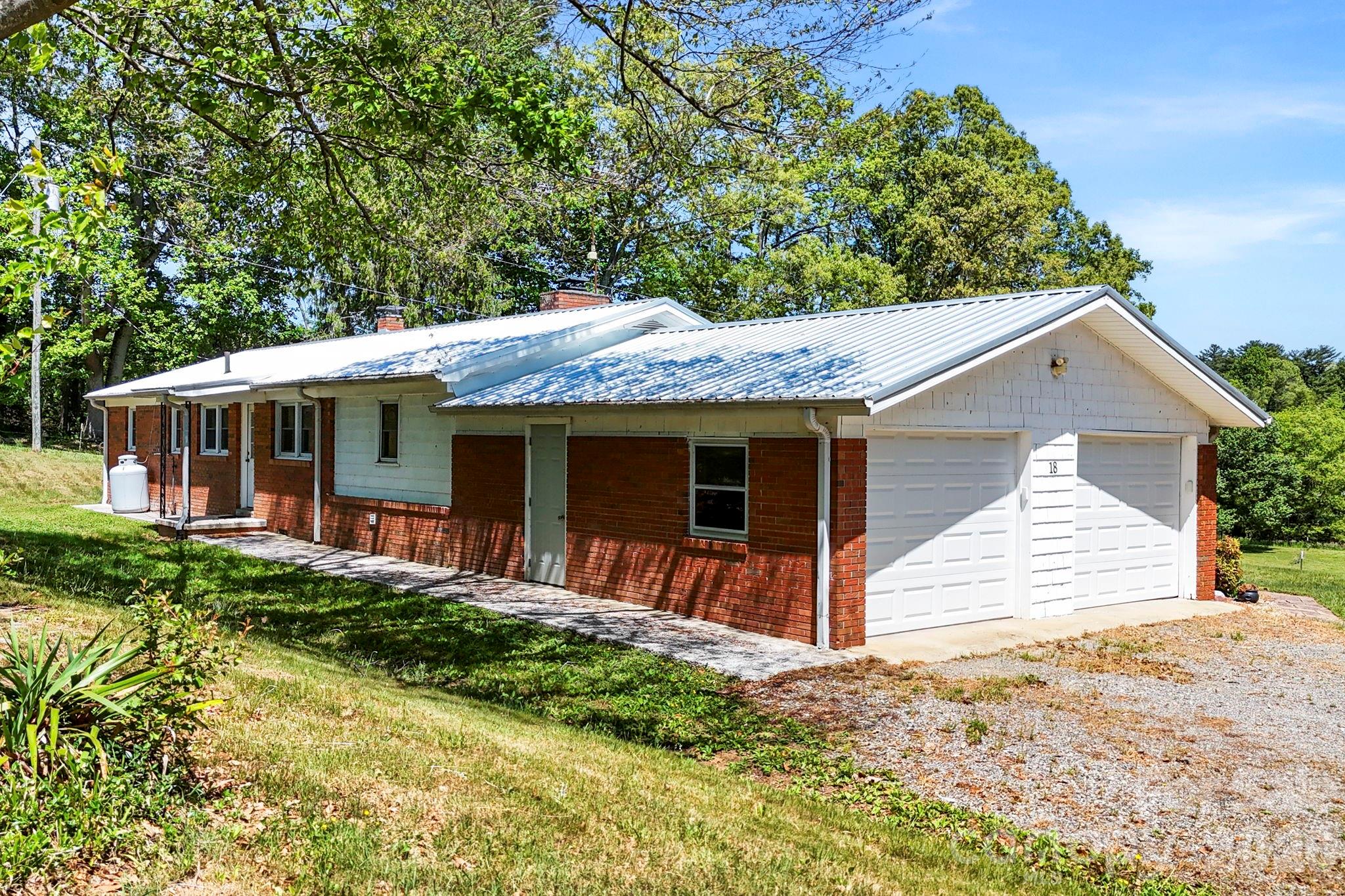 18 Hilda Lane — Mills River