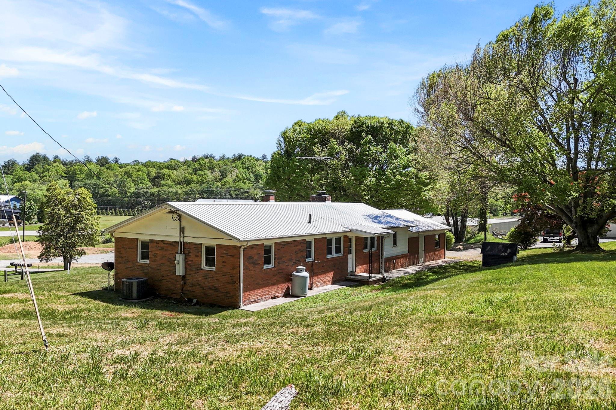 18 Hilda Lane — Mills River