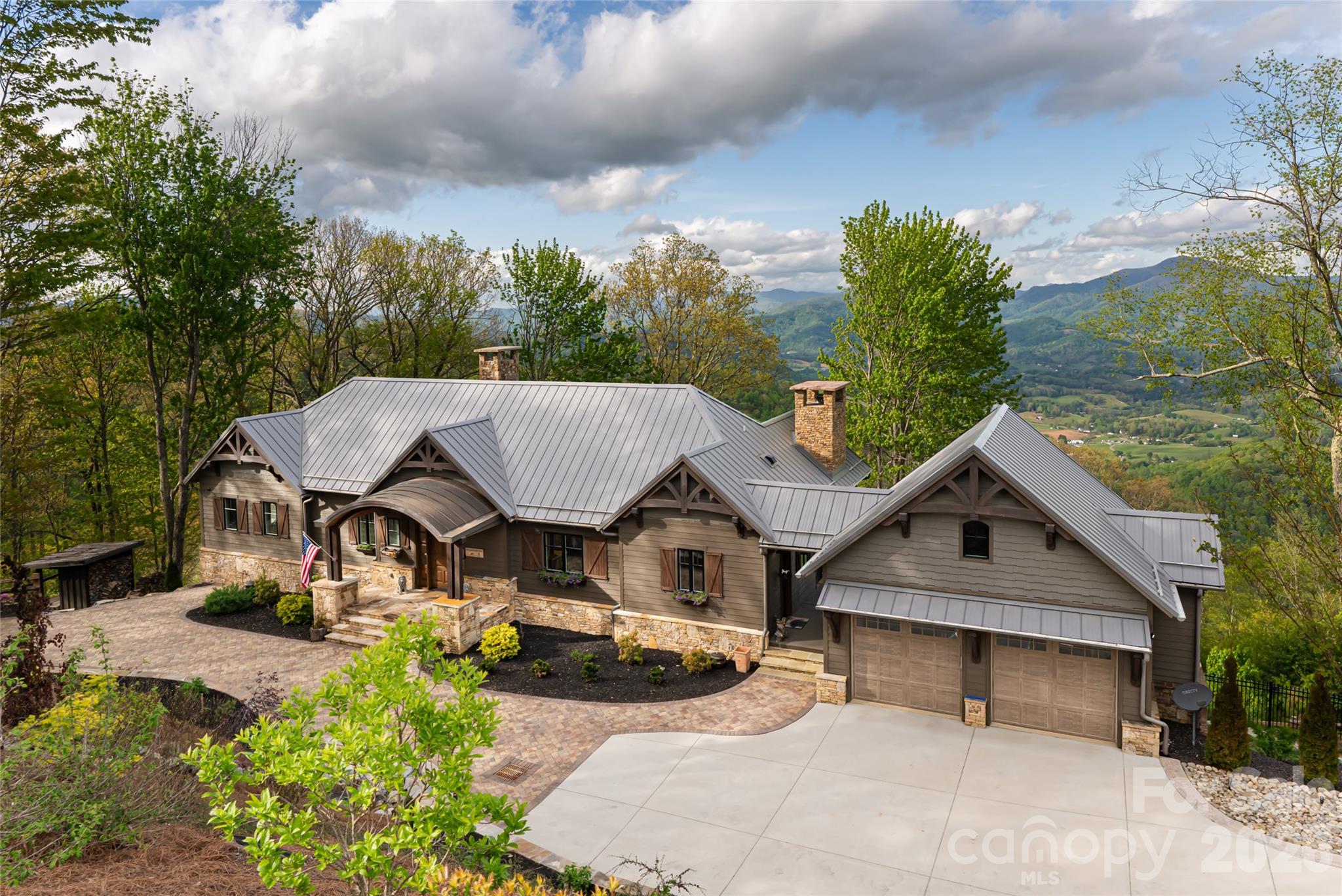 376 Wandering Trail — Waynesville