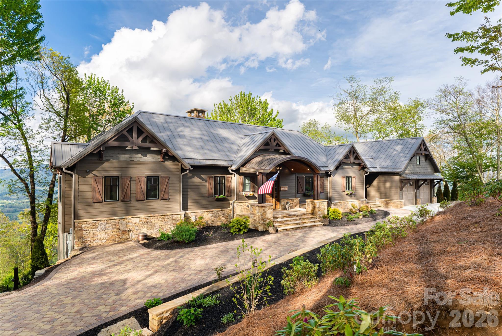 376 Wandering Trail — Waynesville