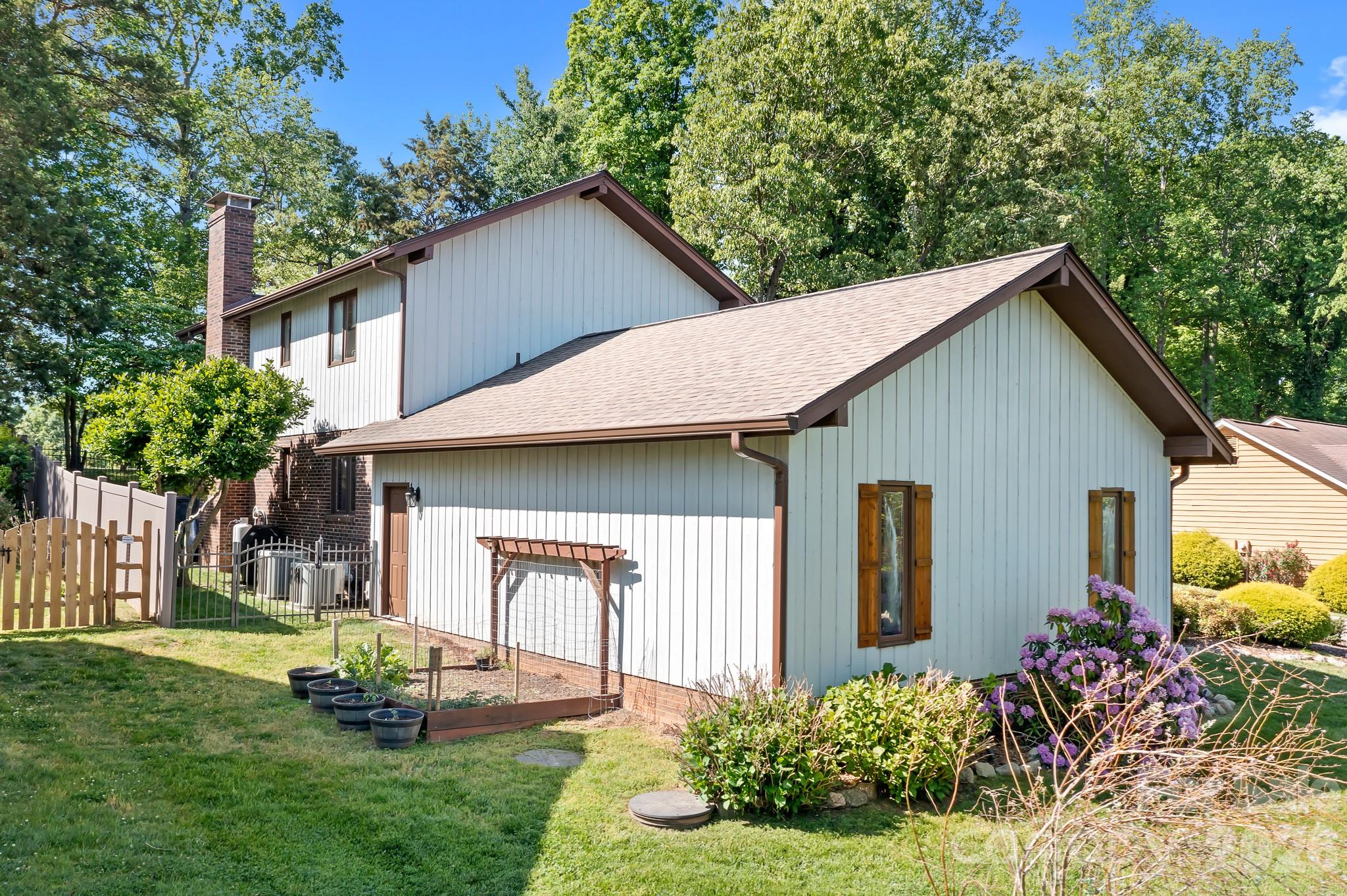 3469 Lake Shore Road S — Denver