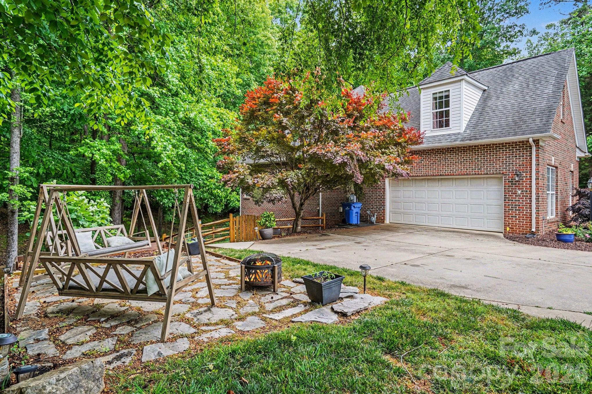 10501 Olde Irongate Lane — Mint Hill