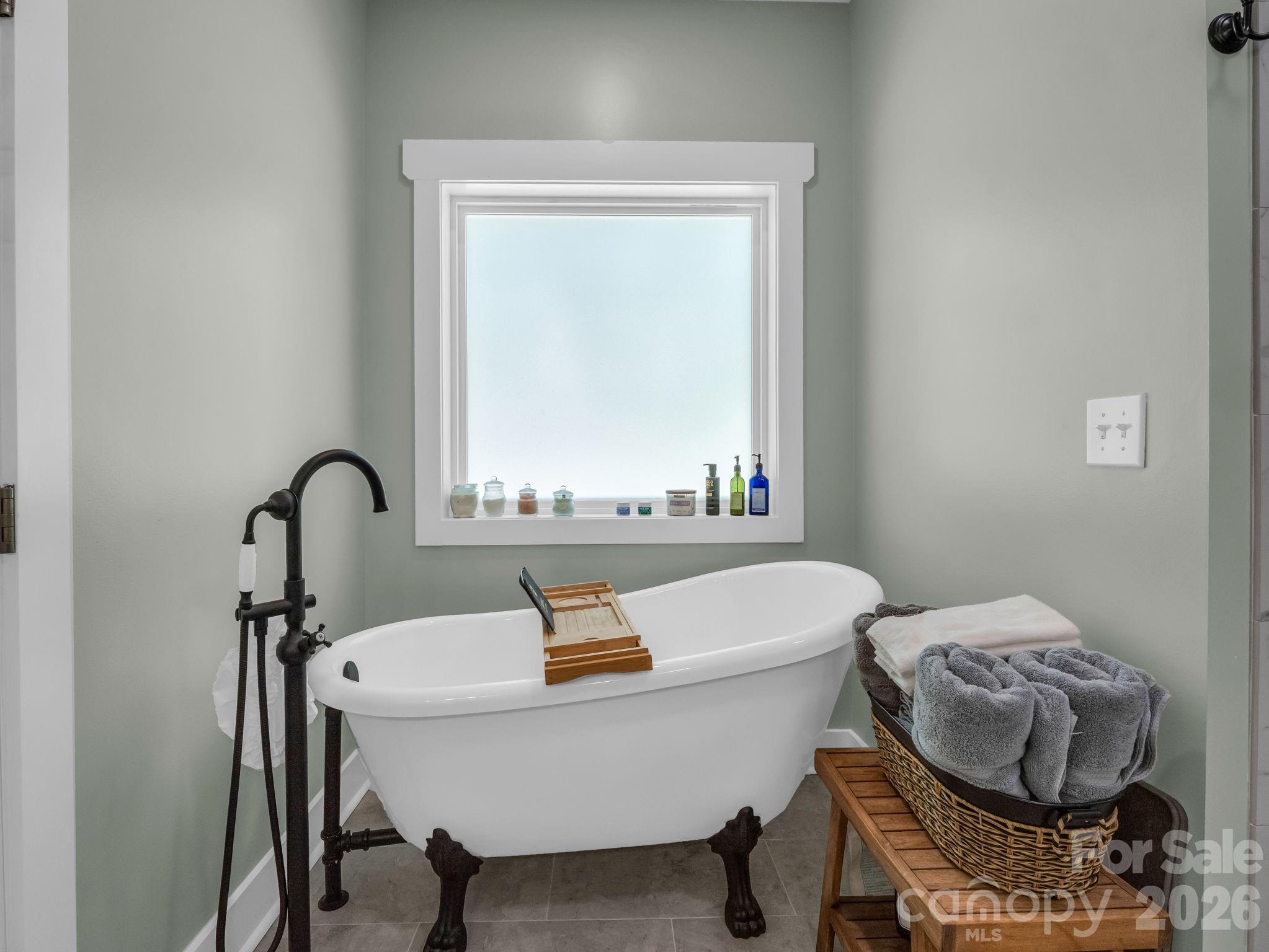 565 Pinewood Knoll Drive — Hendersonville